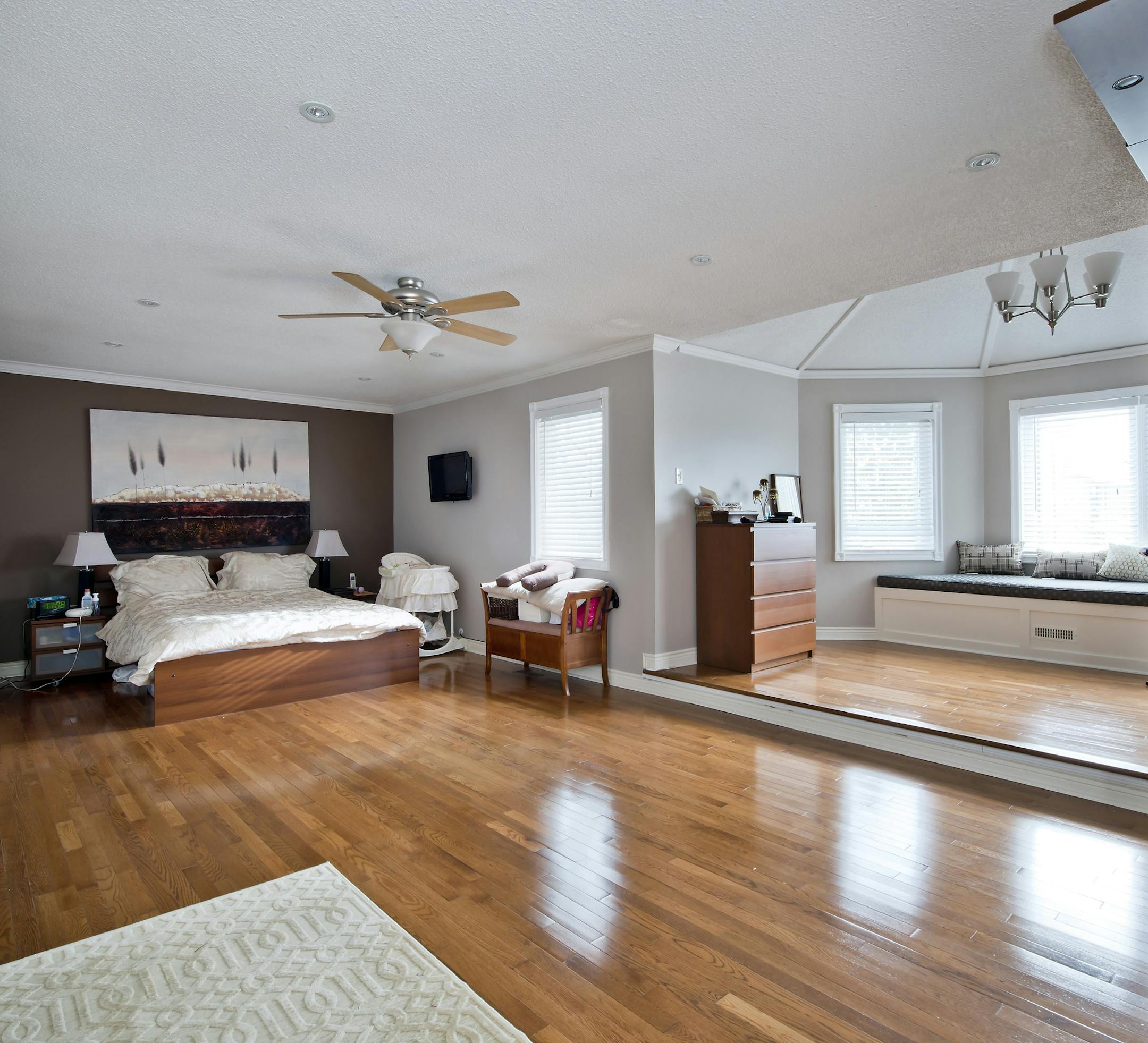 The master retreat before renovations. (Vincenzo Pistritto/MCT) ORG XMIT: 1148368