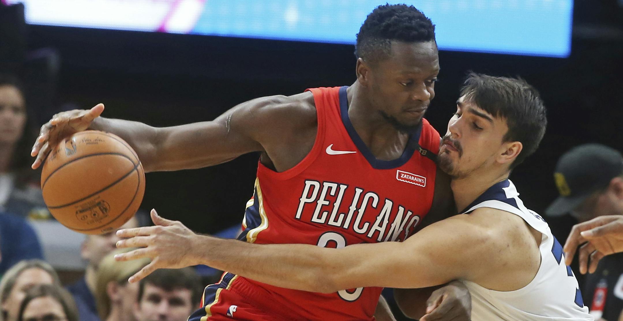 Wolves forward/center Dario Saric, right.