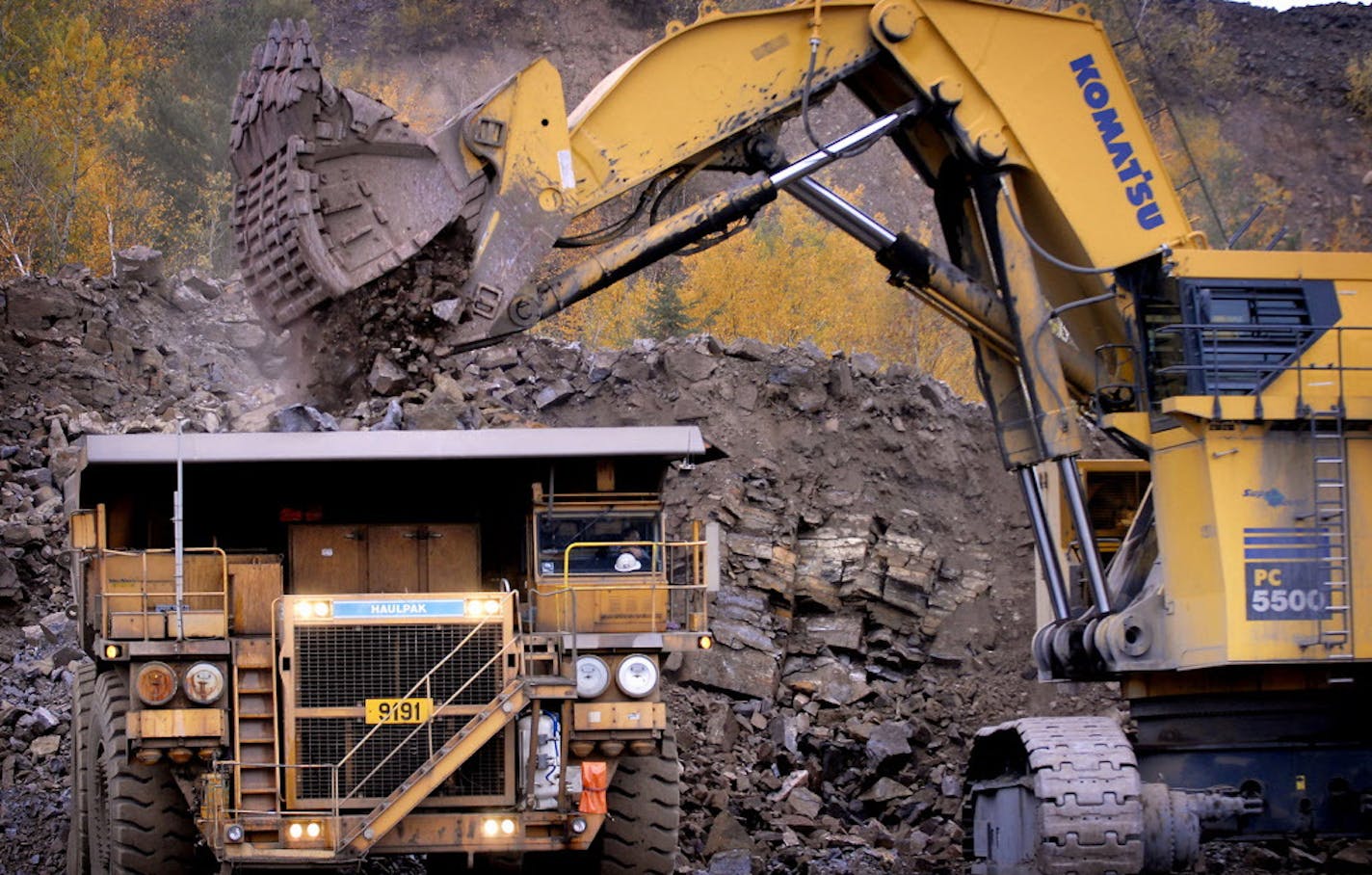 GLEN STUBBE &#x221a;&#xd8; gstubbe@startribune.com MONDAY, October 2, 2006 -- Eveleth, Minn. -- A hydraulic shovel scrapes up 50 tons at a time of taconite ore chunks and dumps it into a 240 ton dump truck at United Taconite. ORG XMIT: MIN2013041116585941