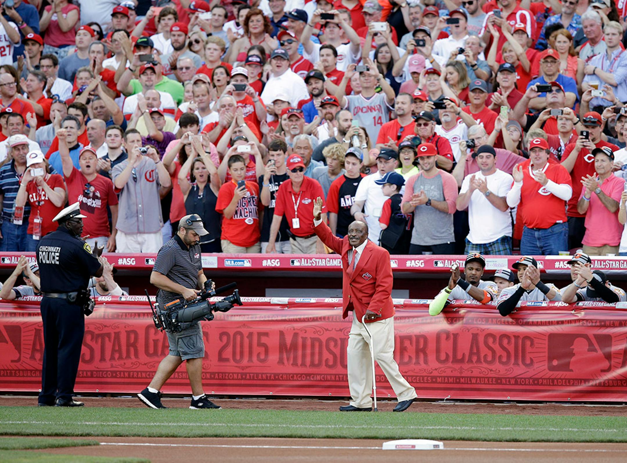 Joe Morgan after being introduced before the MLB All-Star baseball game, Tuesday, July 14, 2015, in Cincinnati.