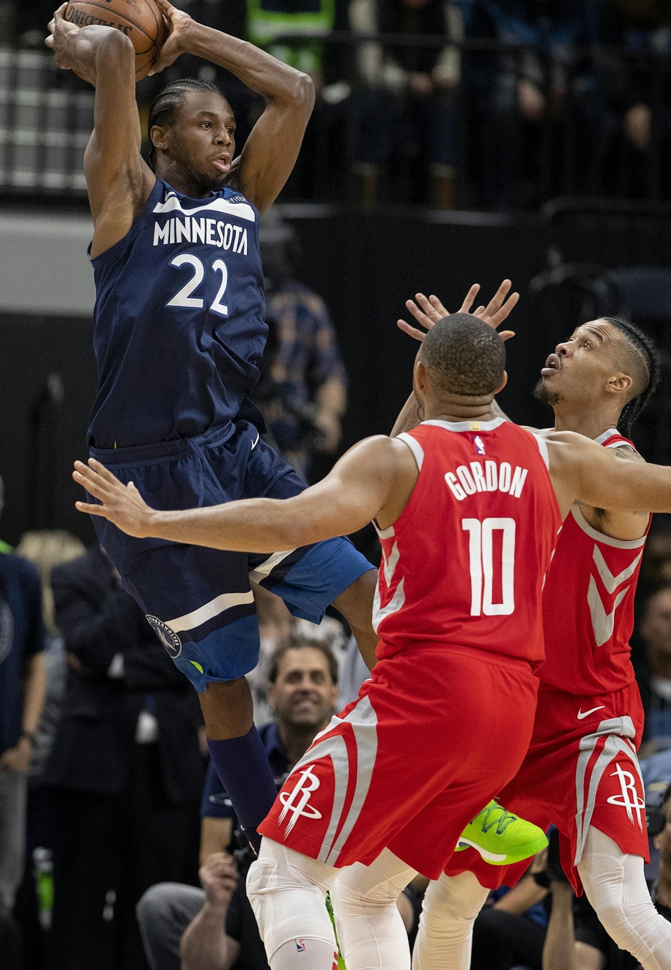 Andrew Wiggins (22) passed the ball to a teammate in the fourth quarter.