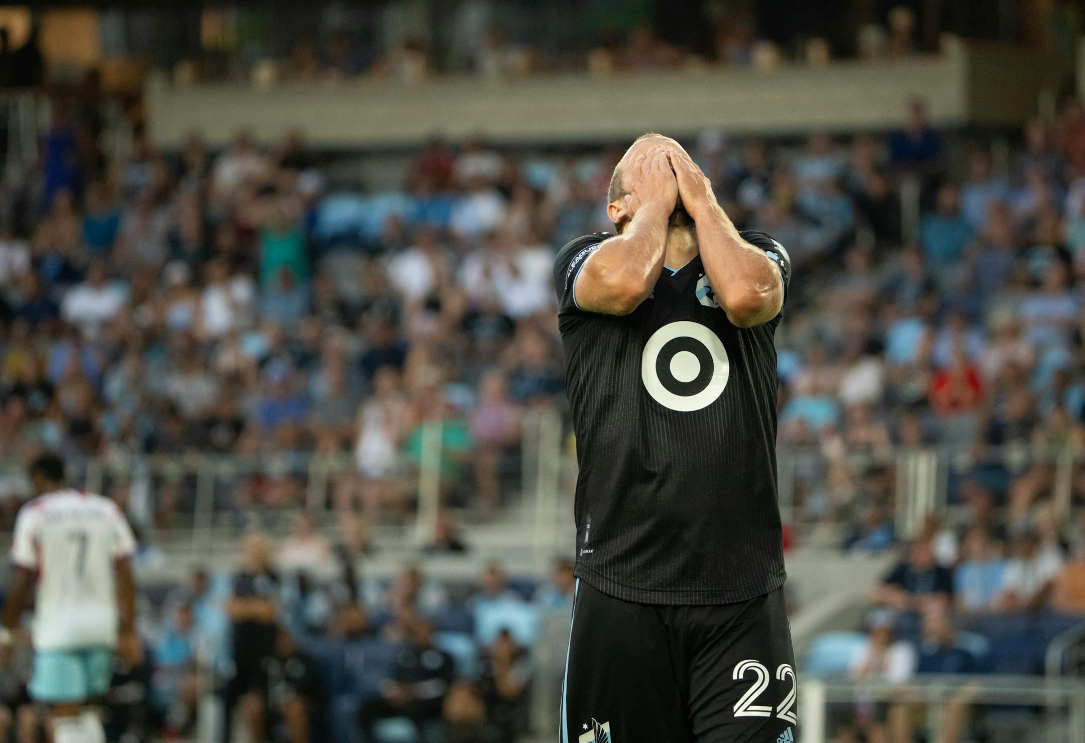 Minnesota United forward Teemu Pukki (22) reacted after his shot went over the Chicago goal in the first half.