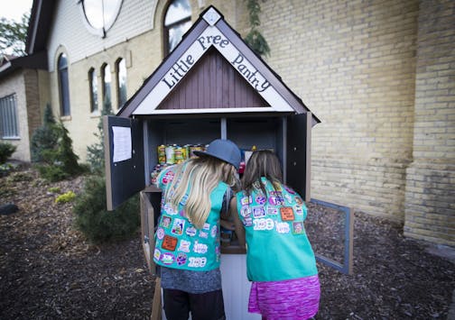 Girl scouts Justine Meyers and Zoey Myers stocked up a free little pantry on Tuesday, August 29, 2017, in Chaska, Minn. ] RENEE JONES SCHNEIDER &#xef; renee.jones@startribune.com