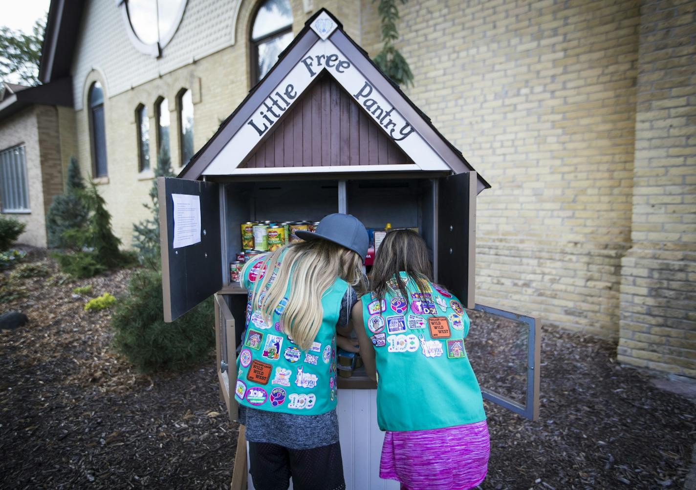 Girl scouts Justine Meyers and Zoey Myers stocked up a free little pantry on Tuesday, August 29, 2017, in Chaska, Minn. ] RENEE JONES SCHNEIDER &#xef; renee.jones@startribune.com