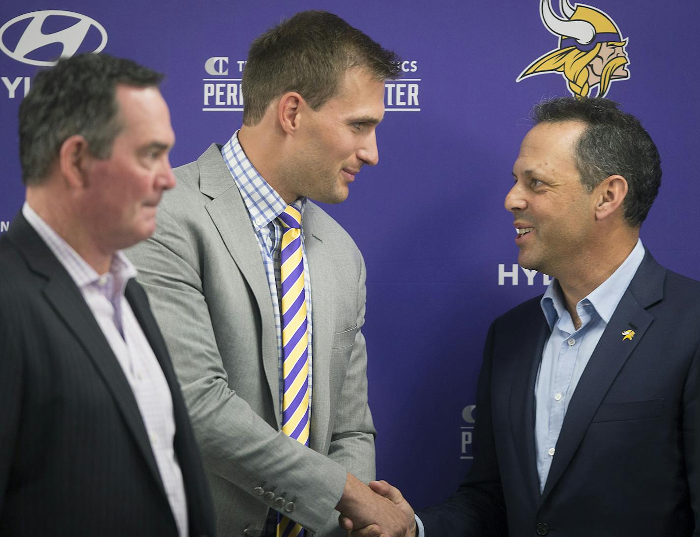 Vikings co-owner Mark Wilf shook Kirk Cousins hand after a news conference Thursday.