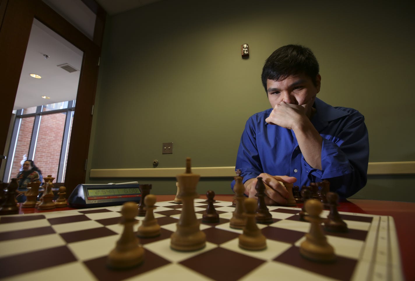 Chess Grandmaster Wesley So played chess with Sean Nagle at the Ridgedale Public Library on Friday, February 27, 2015 in Minnetonka, Minn. ] RENEE JONES SCHNEIDER &#x2022; reneejones@startribune.com