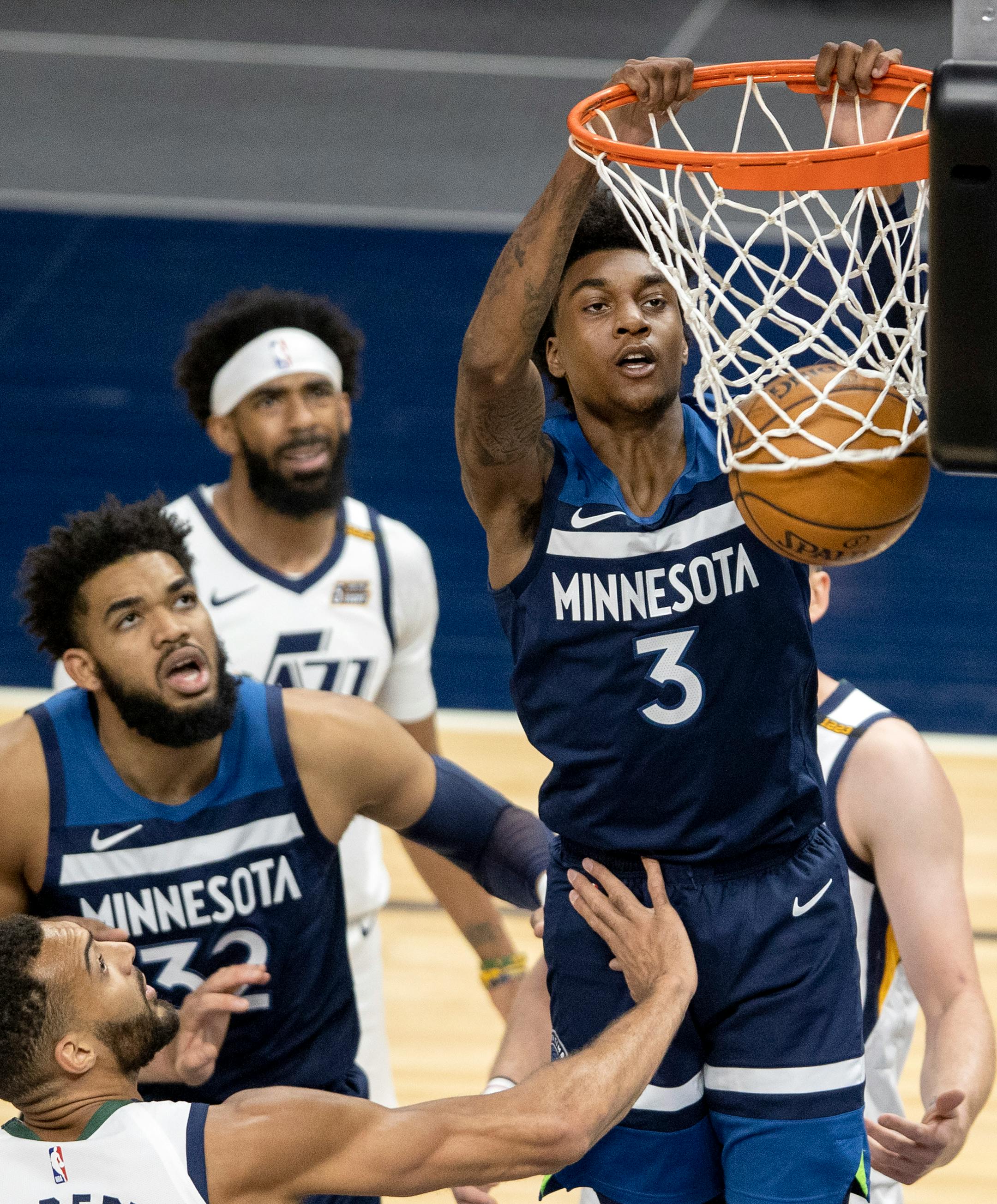 Jaden McDaniels (3) of the Minnesota Timberwolves dunked the ball in the first quarter.
