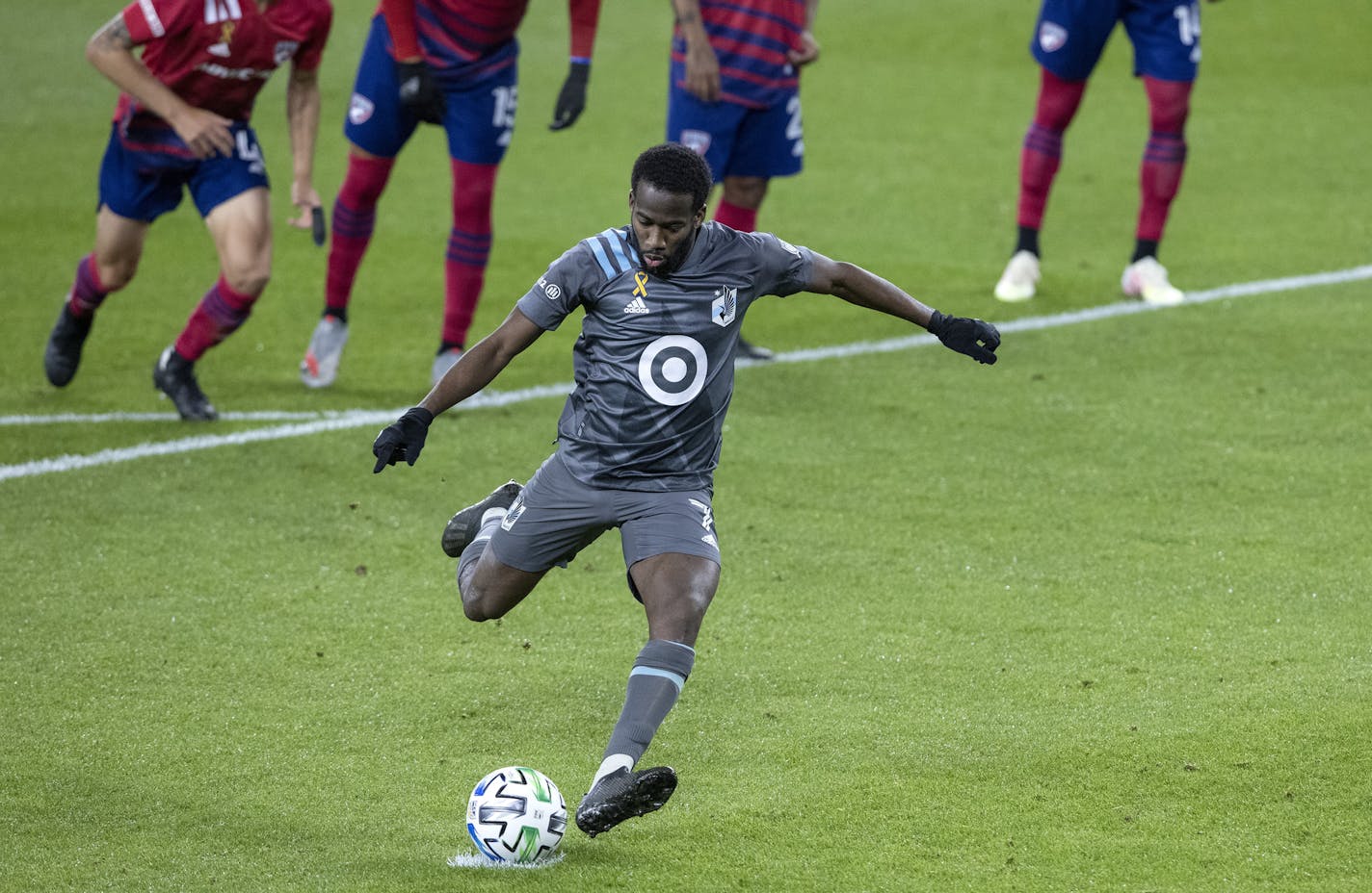 Kevin Molino (7) of Minnesota United FC scored on a penalty kick in the second half. ] CARLOS GONZALEZ • cgonzalez@startribune.com – St. Paul, MN – September 9, 2020, Allianz Field, MLS, Soccer, Minnesota United FC Loons vs. Dallas FC Tex Hooper