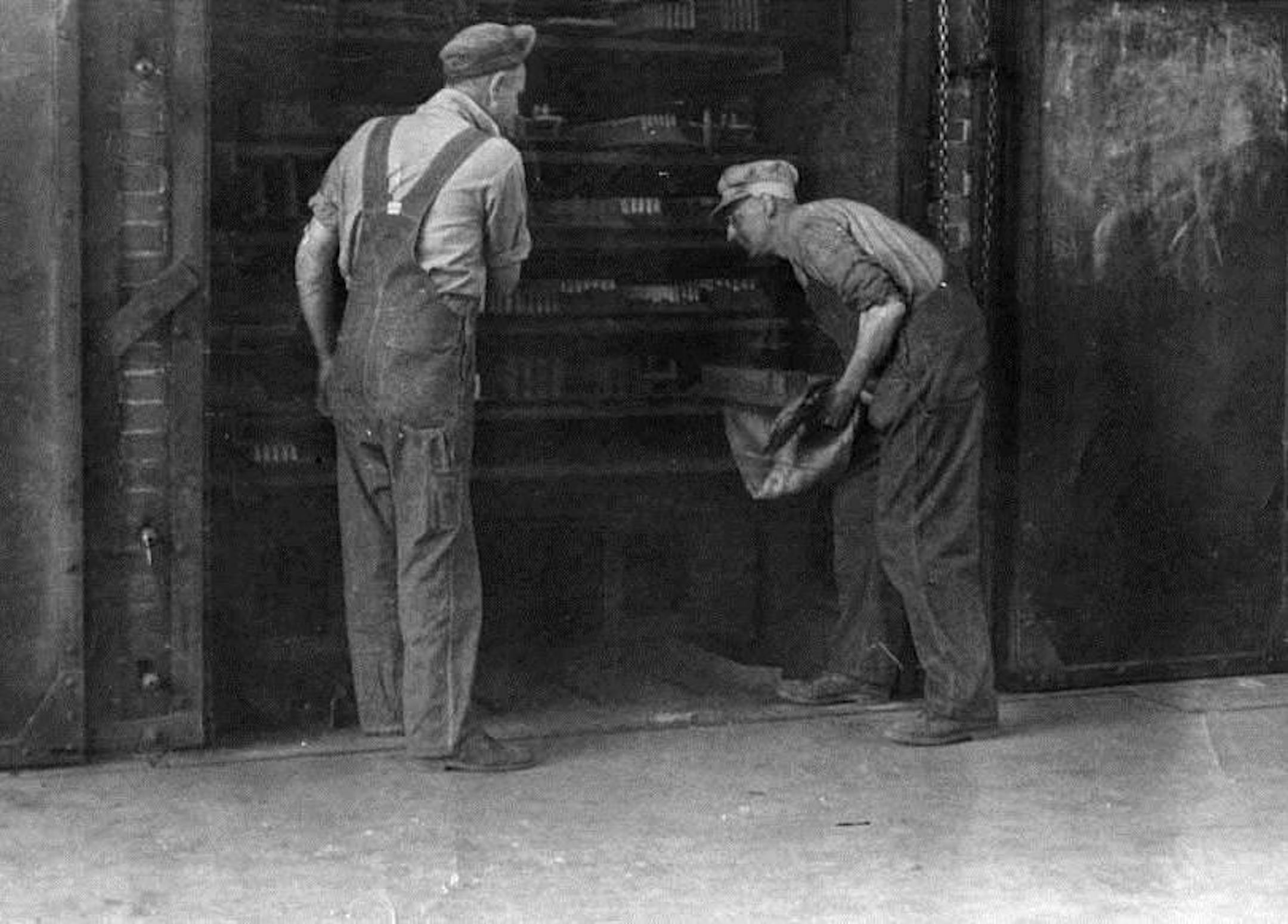 Two men were at work in the Minneapolis Threshing Machine Co. foundry in 1915.