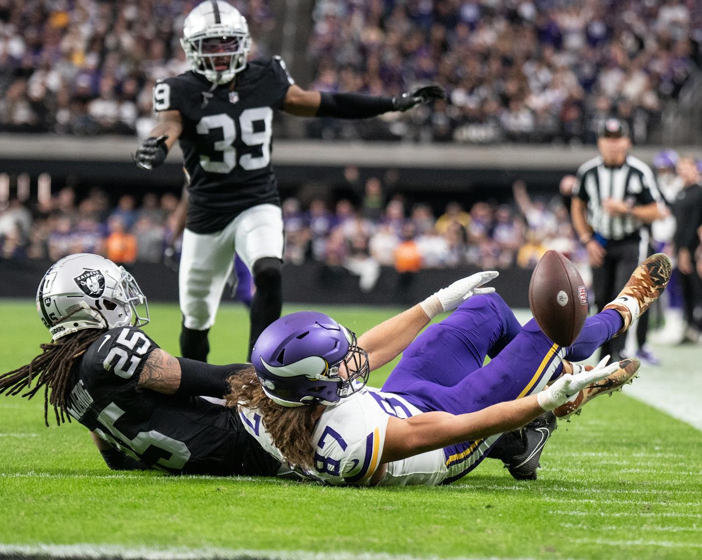 Minnesota Vikings tight end T.J. Hockenson (87) missed a pass in the first quarter as Las Vegas Raiders safety Tre'von Moehrig (25) played defense Sunday December ,10 ,2023 in,Las Vegas, Nev. ] JERRY HOLT • jerry.holt@startribune.com