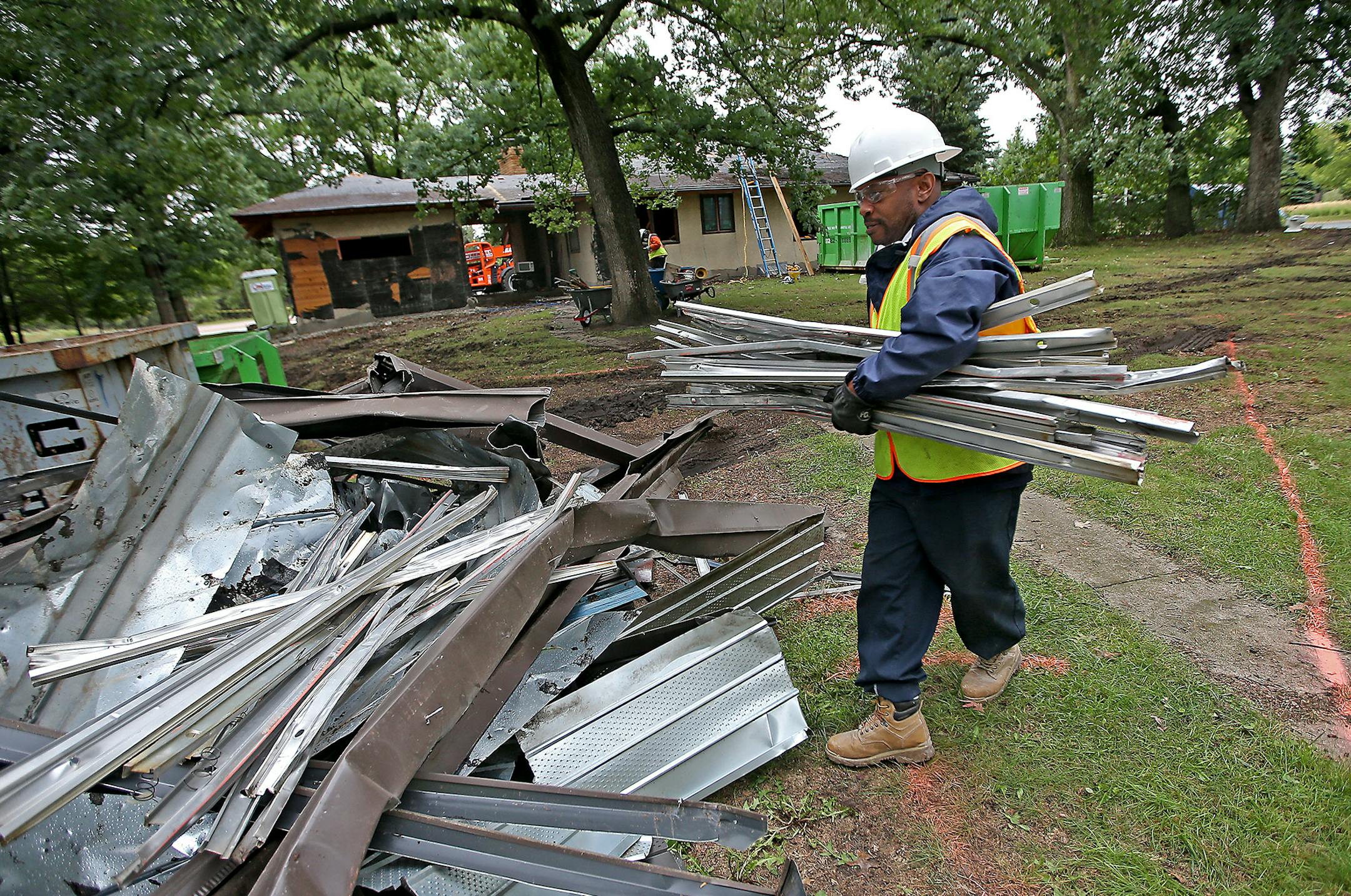 Members of the Better Futures Minnesota program worked on a building deconstruction in Shoreview, MN, Wednessday, September 10, 2014. The process aims to divert trashed materials from the landfill. ] (ELIZABETH FLORES/STAR TRIBUNE) ELIZABETH FLORES &#x2022; eflores@startribune.com