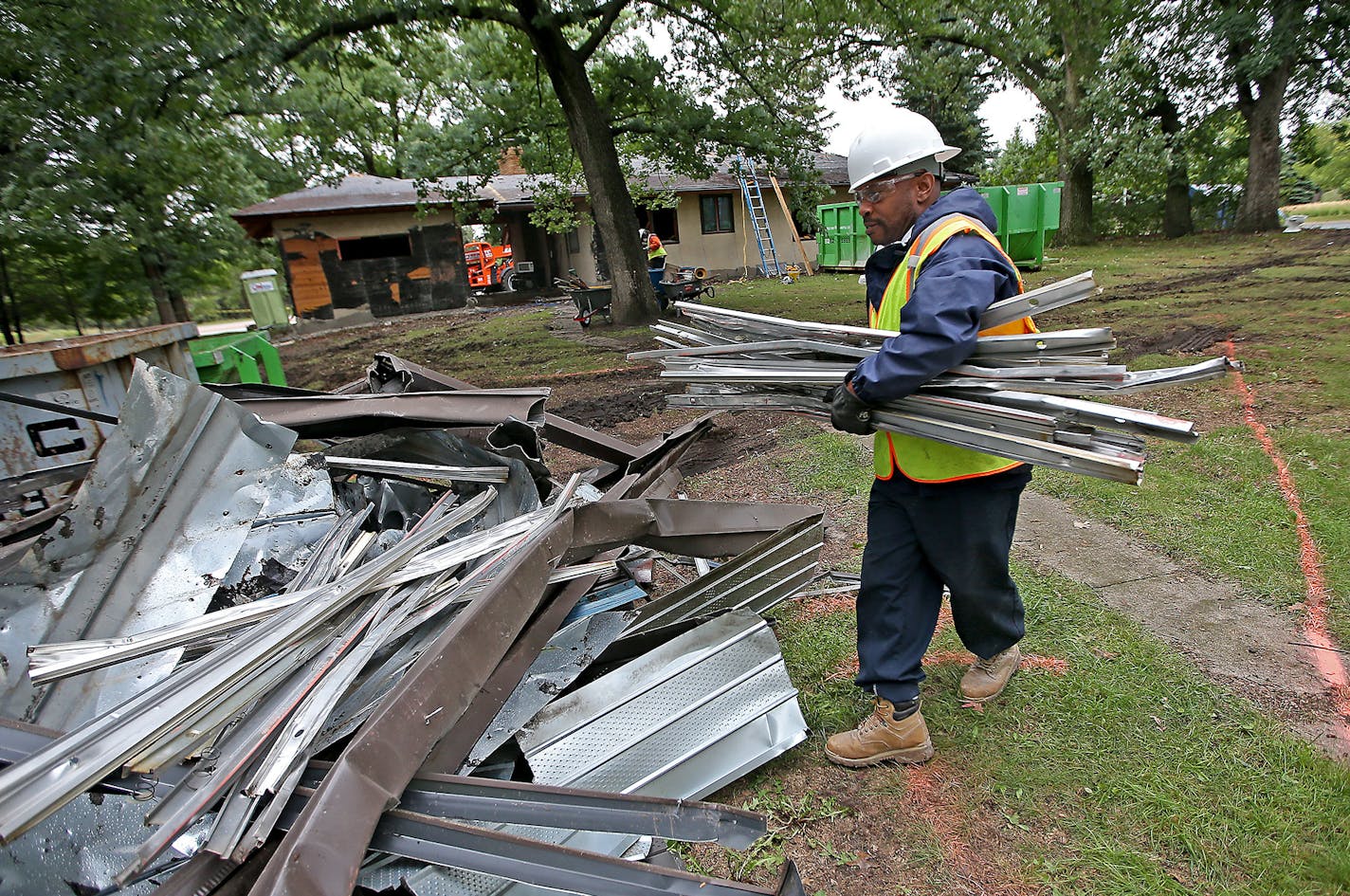 Members of the Better Futures Minnesota program worked on a building deconstruction in Shoreview, MN, Wednessday, September 10, 2014. The process aims to divert trashed materials from the landfill. ] (ELIZABETH FLORES/STAR TRIBUNE) ELIZABETH FLORES &#x2022; eflores@startribune.com