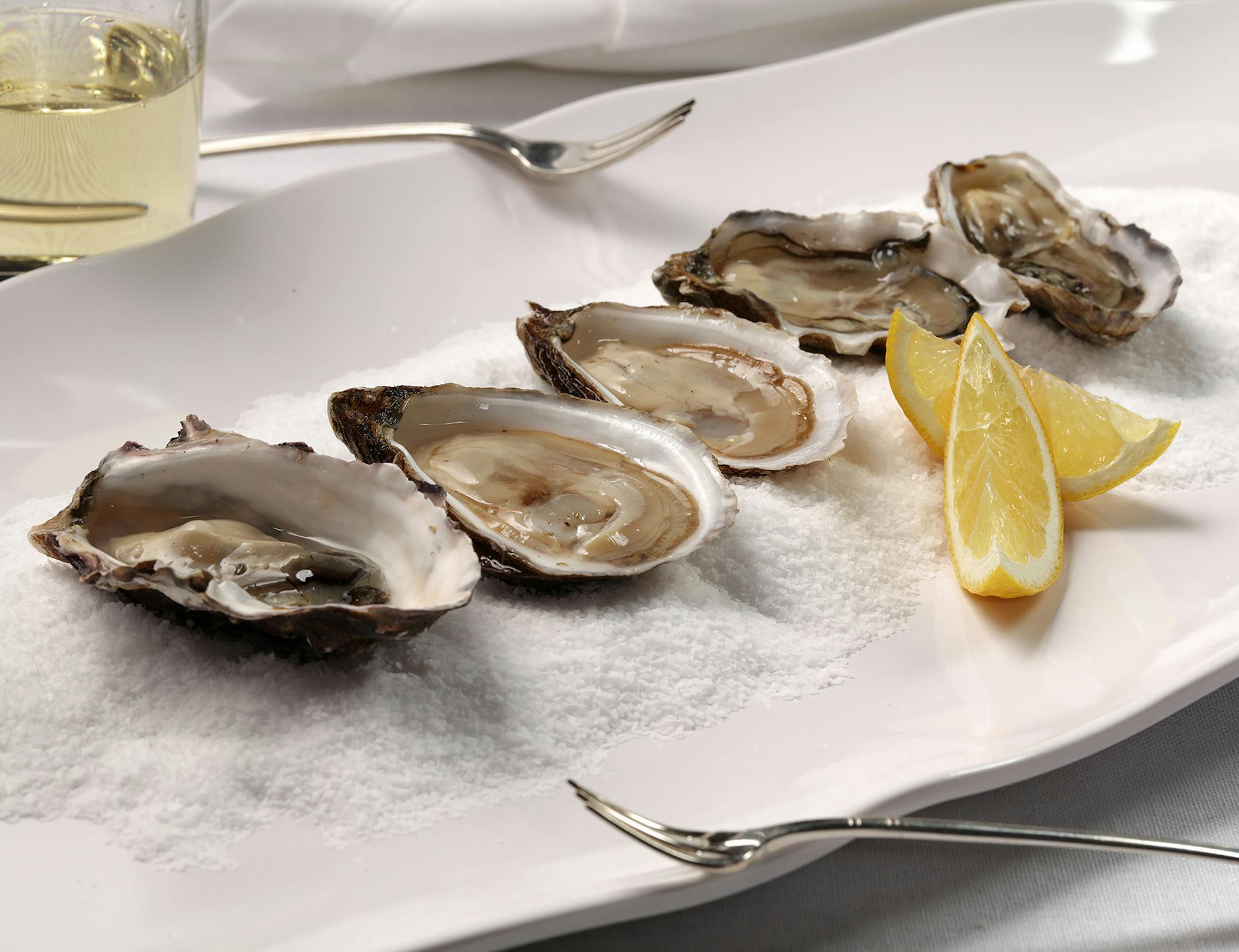 Oysters make the simplest starter for a seafood feast — just shuck and eat. A bottle of bubbly is all you need. (E. Jason Wambsgans/Chicago Tribune/TNS) ORG XMIT: 1265985