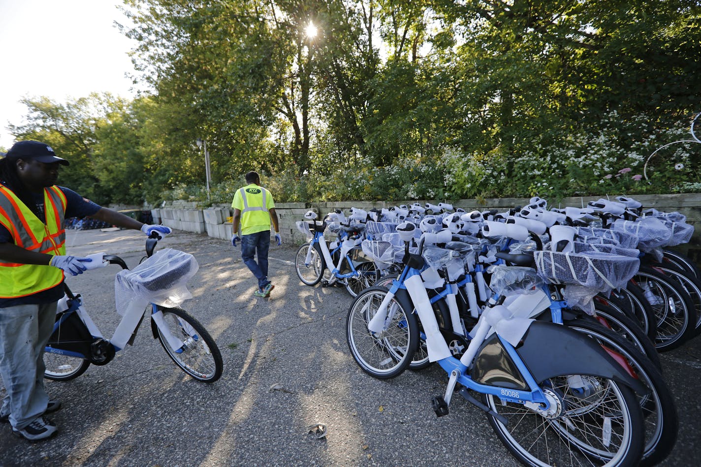 Dockless blue bicycles were delivered to Nice Ride Minnesota. ] Shari L. Gross &#xef; shari.gross@startribune.com The telltale blue dockless bikes are slated to arrive in Minneapolis on Tuesday, Sept. 18. The city has contracted with Motivate, a New York-based bike sharing firm, to supplement the green NiceRide bikes throughout Minneapolis. Officials hope riders will store the bikes in "virtual parking lots" around the city -- and not just leave them unmoored. A big truckload of blue dockless bi