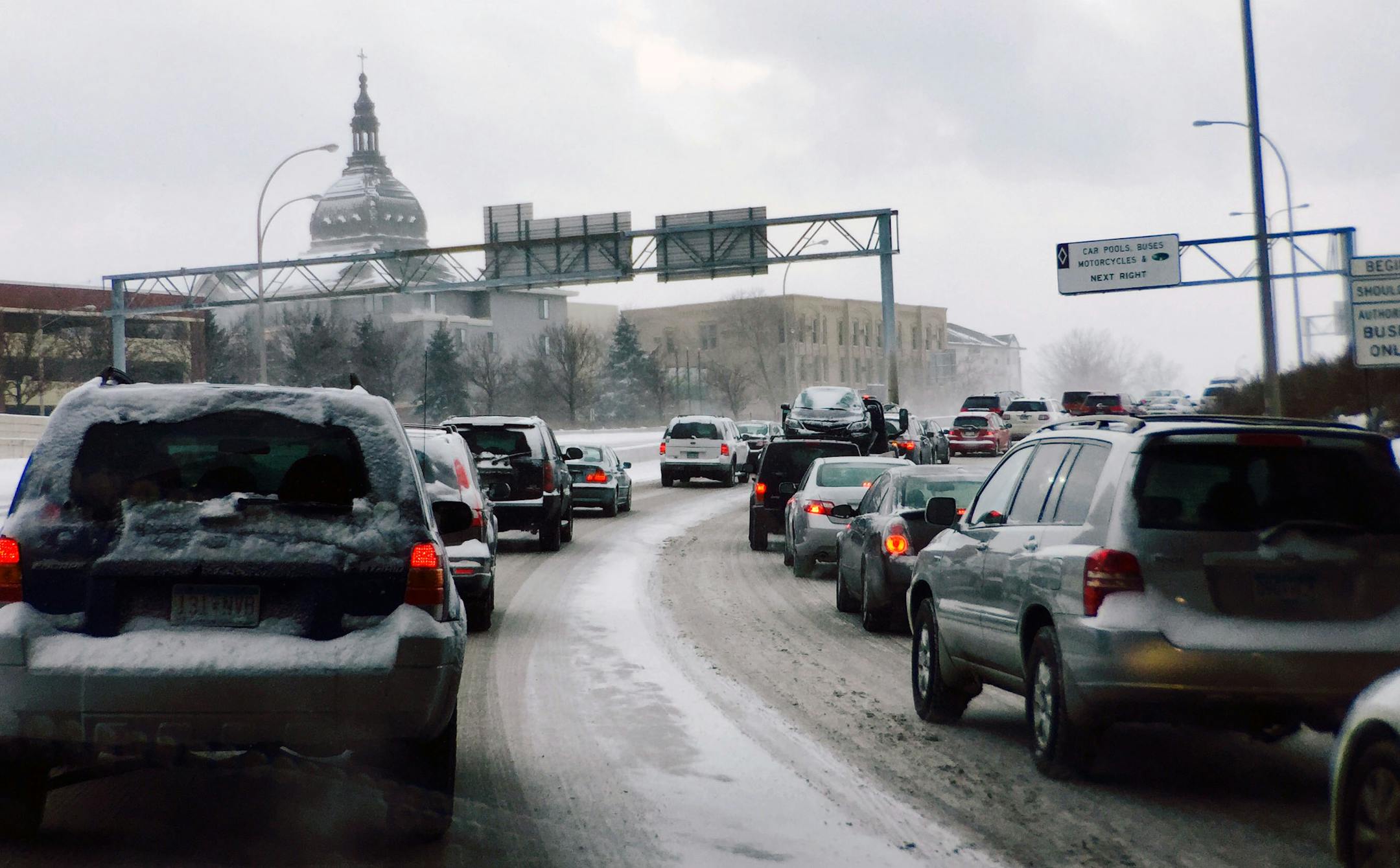 Westbound highway 394 out of downtown Minneapolis was slow-moving at the beginning of rush hour during a heavy snowfall on Thursday, January 8, 2015. (Brian Peterson/StarTribune)