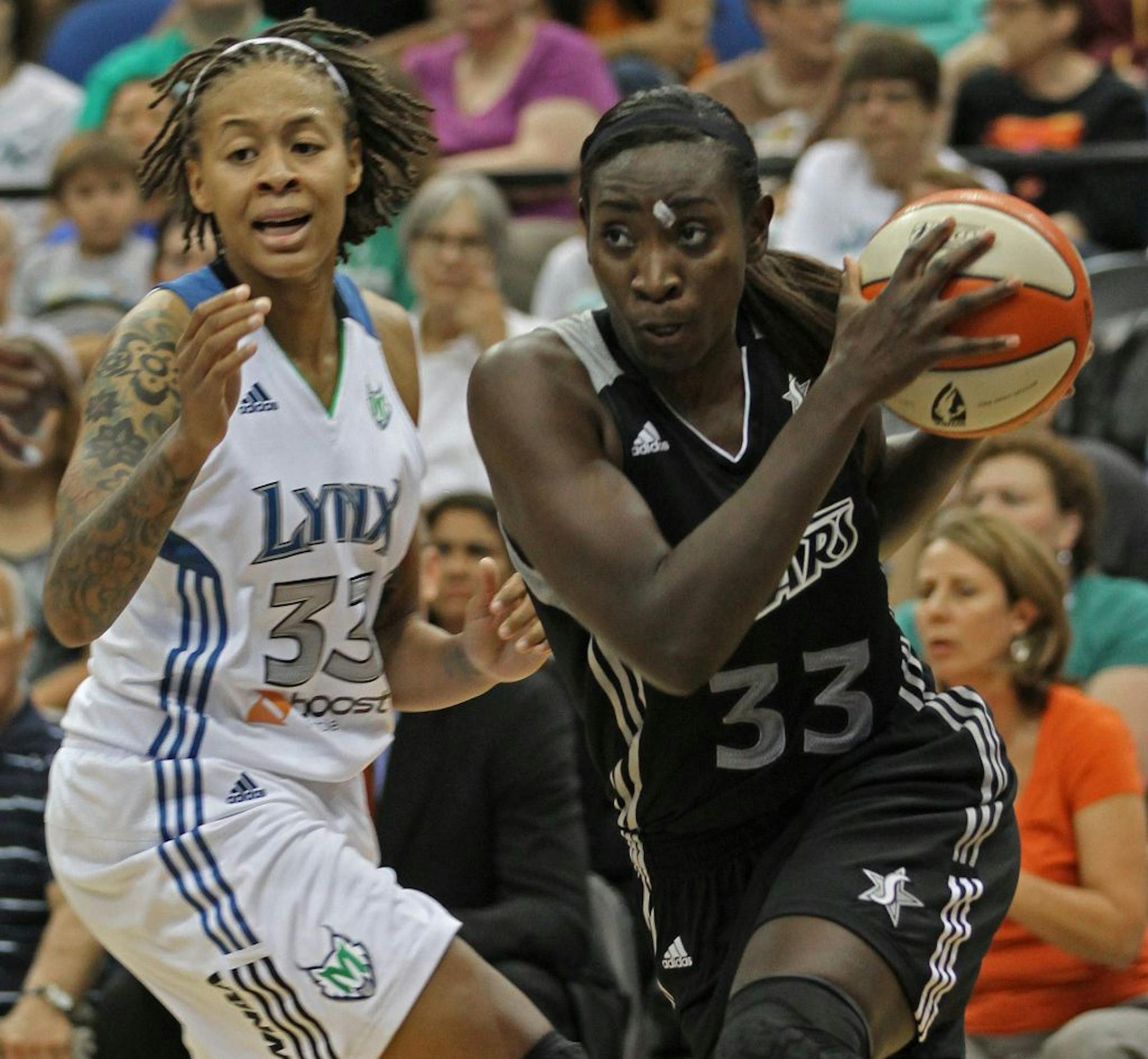 Minnesota's Meimone Augustus defended as San Antonio's Sophia Young drove to the basket in first half action at the Target Center, 8/26/2011