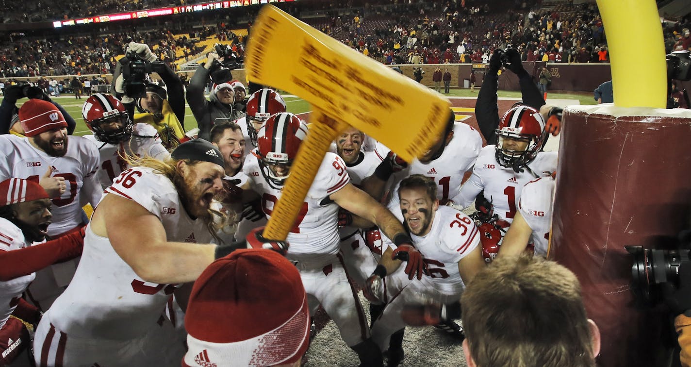 Minnesota Gophers vs. Wisconsin Badgers football. Wisconsin won 20-7. Wisconsin players "chopped" down a goal post with trophy Paul Bunyan Ax at the end of the game. (MARLIN LEVISON/STARTRIBUNE