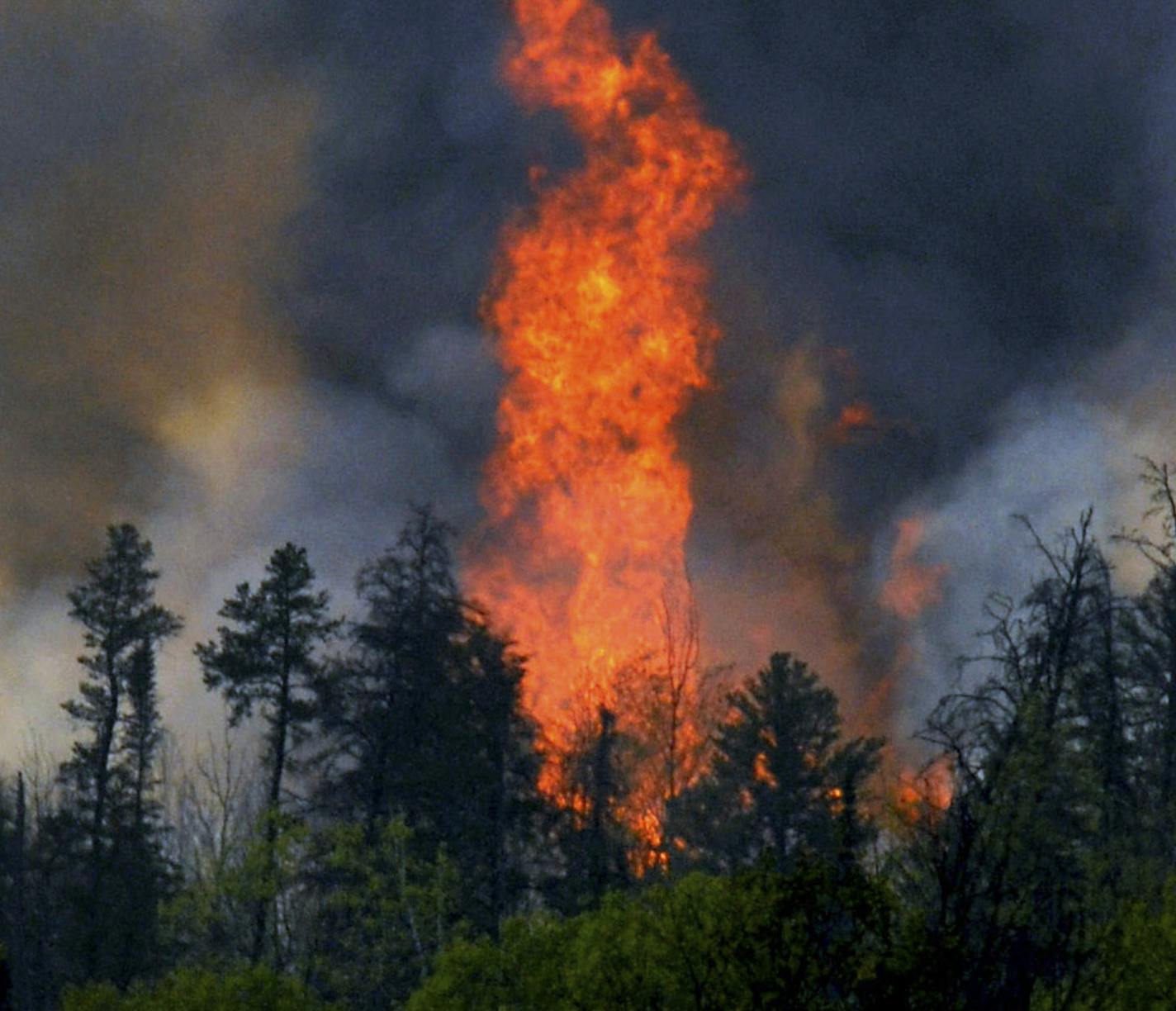 RICHARD SENNOTT&#xd4;rsennott@startribune.com Gunflint Trail Wednesday, 5/9/2007 Ham Lake Fire USS Forest Service helicopter flies over house on Gunflint lakeRICHARD SENNOTT&#xd4;rsennott@startribune.com Gunflint Trail Wednesday, 5/9/2007 Ham Lake Fire USS Forest Service helicopter flies over house on Gunflint lakeRICHARD SENNOTT&#xd4;rsennott@startribune.com Gunflint Trail Wednesday, 5/9/2007 Ham Lake Fire - Flames leap along a ridge line of Gunflint lake during a prescribed burn ORG XMIT: 0804