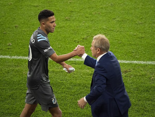 Minnesota United midfielder Emanuel Reynoso (10) was greeted by head coach Adrian Heath as he came off the pitch in the second half. ] JEFF WHEELER �