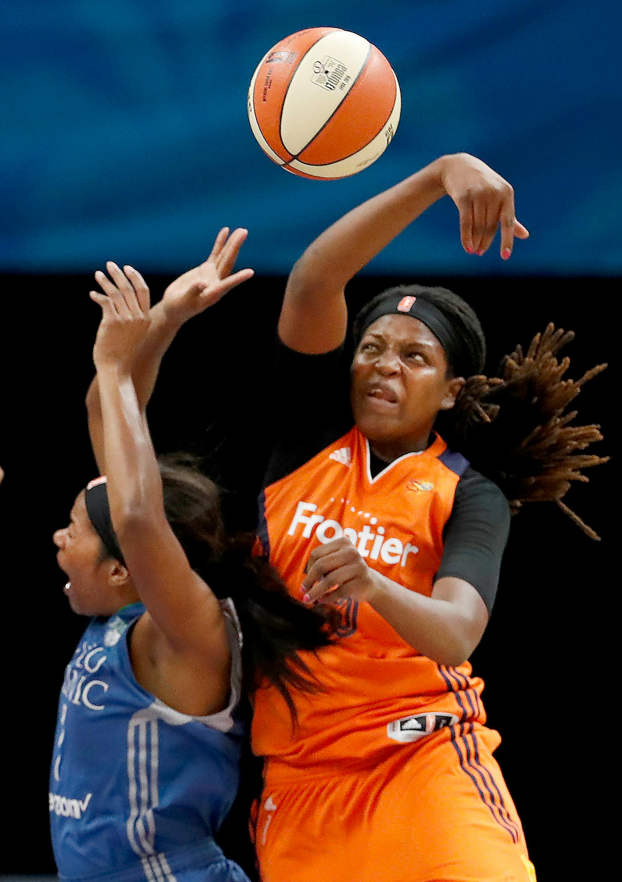 Jonquel Jones (35) blocked a shot by Jia Perkins (7) in the first quarter.