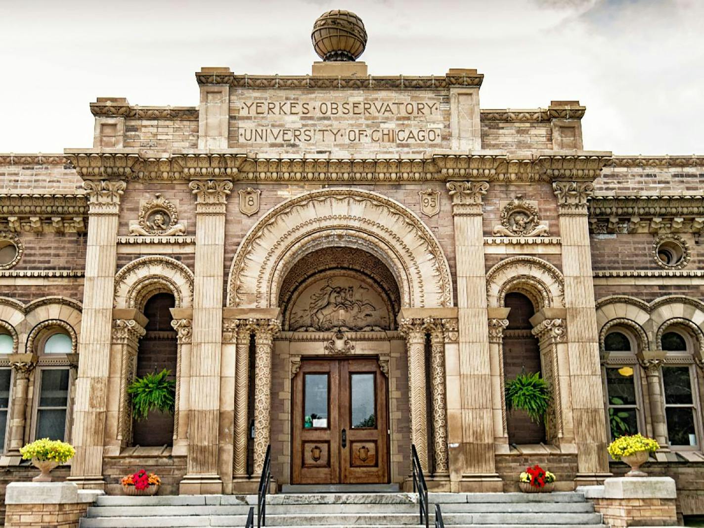 The impressive Yerkes Observatory in Williams Bay, close to Lake Geneva, was founded by the University of Chicago in 1897 and built in the style of Romanesque architecture. ()