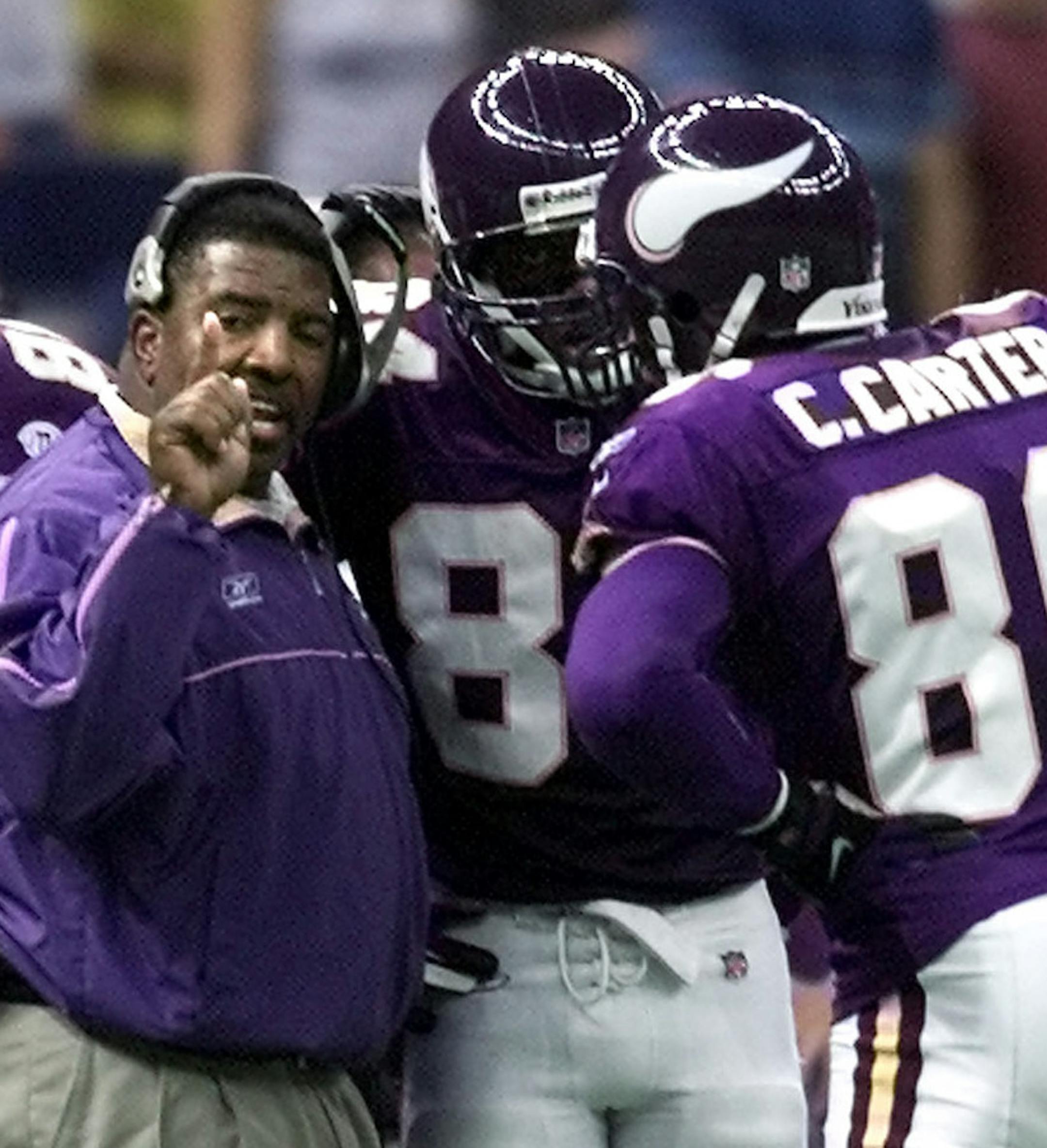 New Orleans, LA---10/07/2001
Minnesota Vikings vs. New Orleans Saints
The Louisiana Superdome Vikings head coach Dennis Green talks with Randy Moss and Cris Carter on the sidelines during the Vikings last drive in the 4th quarter of SundayÌs game