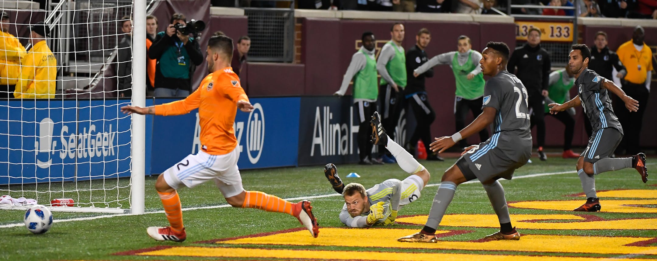 Minnesota United midfielder Ibson (7), far right, scored a goal past Houston Dynamo goalkeeper Joe Willis (23) in the second half. ] AARON LAVINSKY ï aaron.lavinsky@startribune.com Minnesota United played the Houston Dynamo on Saturday, April 28, 2018 at TCF Bank Stadium in Minneapolis, Minn.