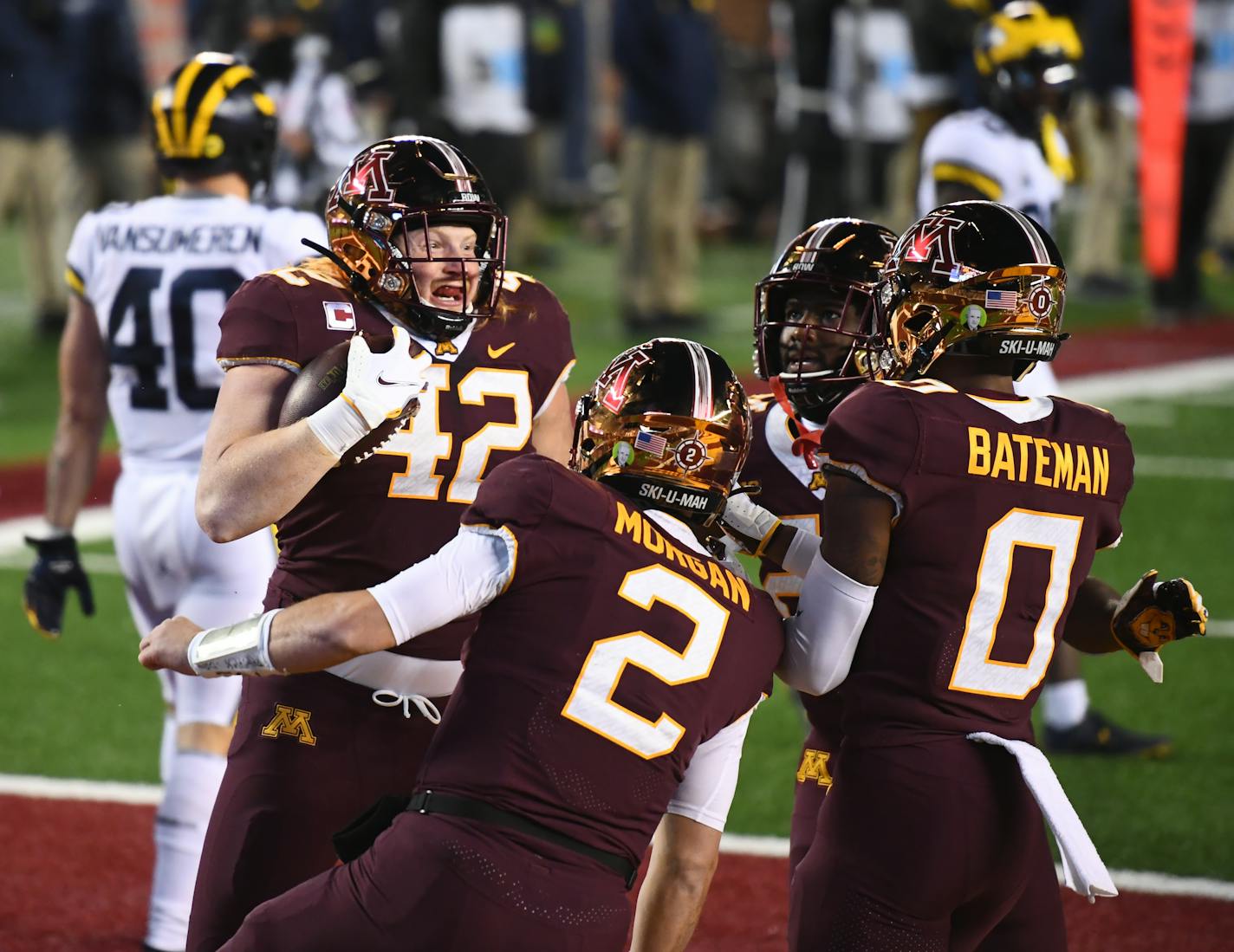 Gophers tight end Ko Kieft (42) reacted after scoring a touchdown on a reception during the first half.