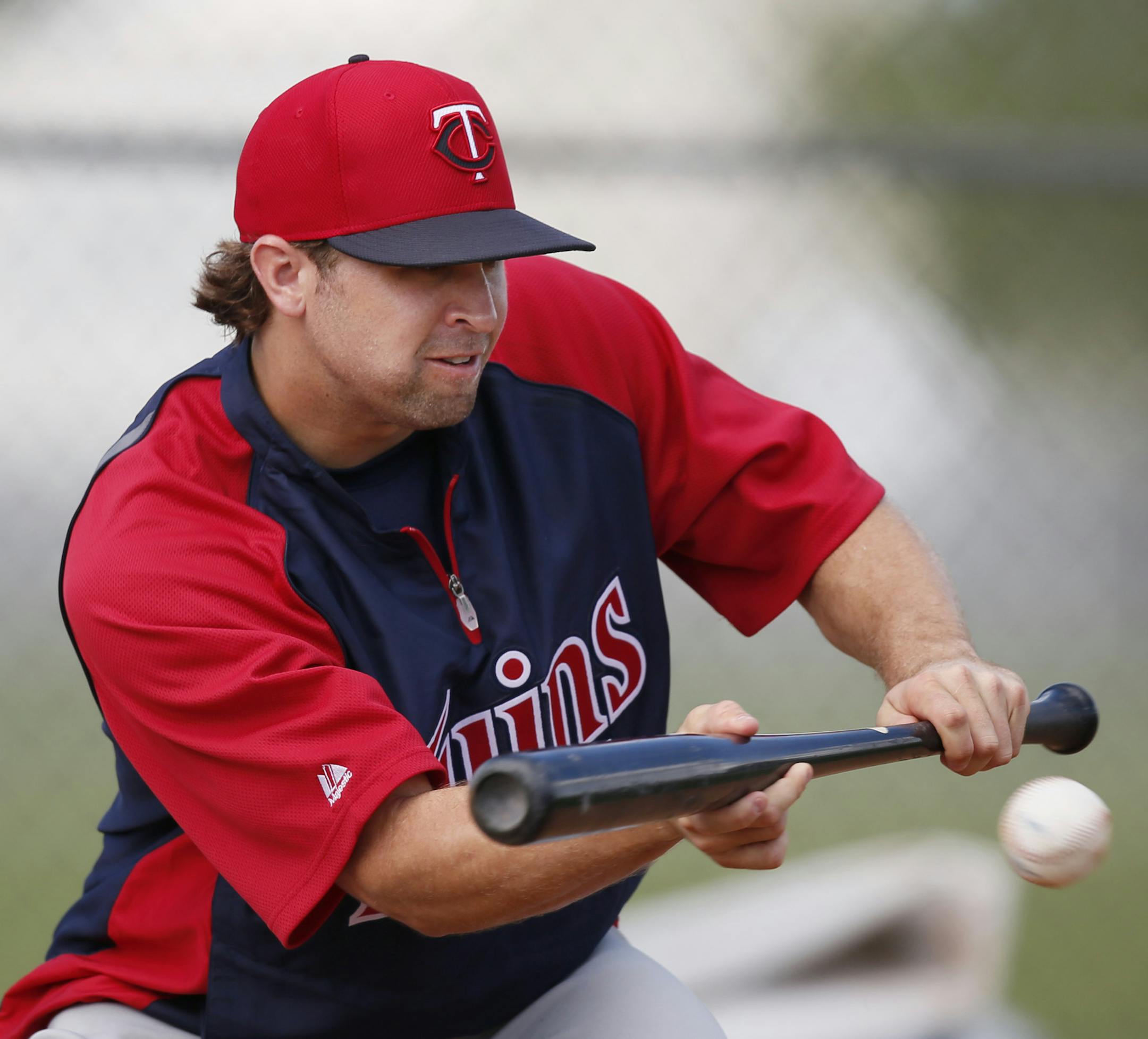 Twins infielder Brian Dozier bunted during practice Friday Feb.22, 2013 at Lee County Sports Complex in Fort Myers, FL.] JERRY HOLT ‚Ä¢ jerry.holt@startribune.com ORG XMIT: MIN1302221305300745