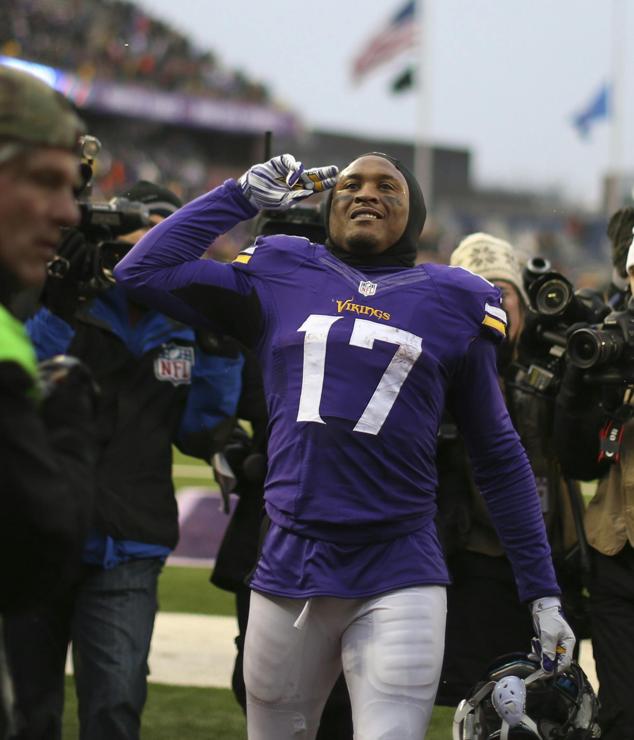 Minnesota Vikings wide receiver Jarius Wright (17) saluted fans as he walked off the field after scoring the winning touchdown in overtime Sunday afternoon. ] JEFF WHEELER ‚Ä¢ jeff.wheeler@startribune.com The Minnesota Vikings beat the New York Jets 30-24 in overtime in an NFL football game Sunday afternoon, December 7, 2014 at TCF Bank Stadium in Minneapolis.