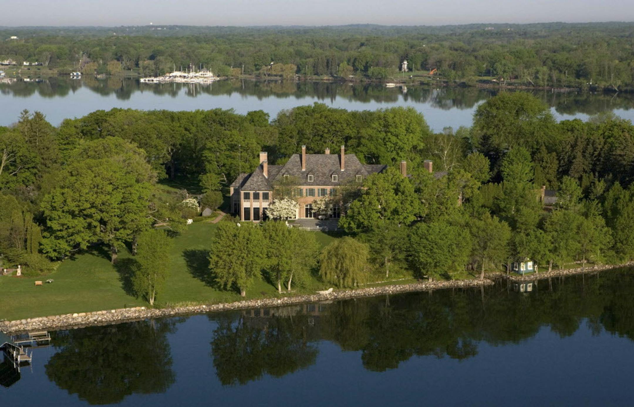 credit: Karen Melvin from " Legendary HOmes of Lake Minnetonka",- Pillsbury Jundt manor exterior ORG XMIT: MIN2018081917395828