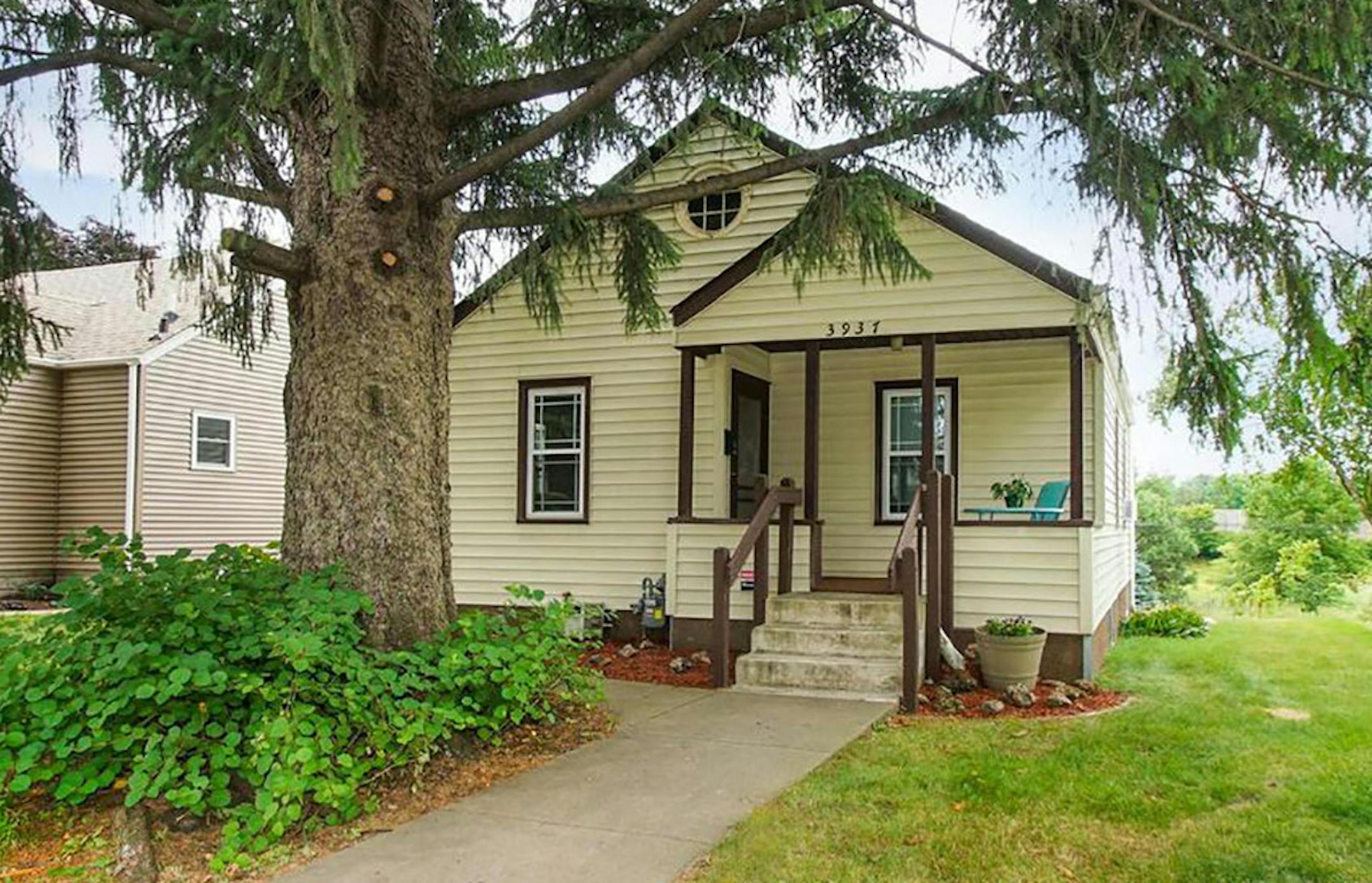 Robbinsdale
Built in 1941, this three-bedroom, one-bath house has 1,048 square feet and features three bedrooms on one level, hardwood floors, eat-in kitchen with updated appliances, full unfinished basement, porch and one-car attached garage . Listed by Brett Lampe, Fox Homes, 763-772-2636.