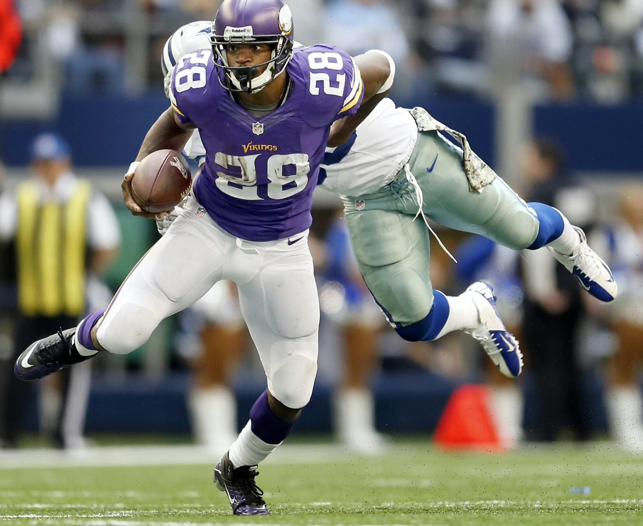Vikings running back Adrian Peterson (28) during a run in the second quarter.