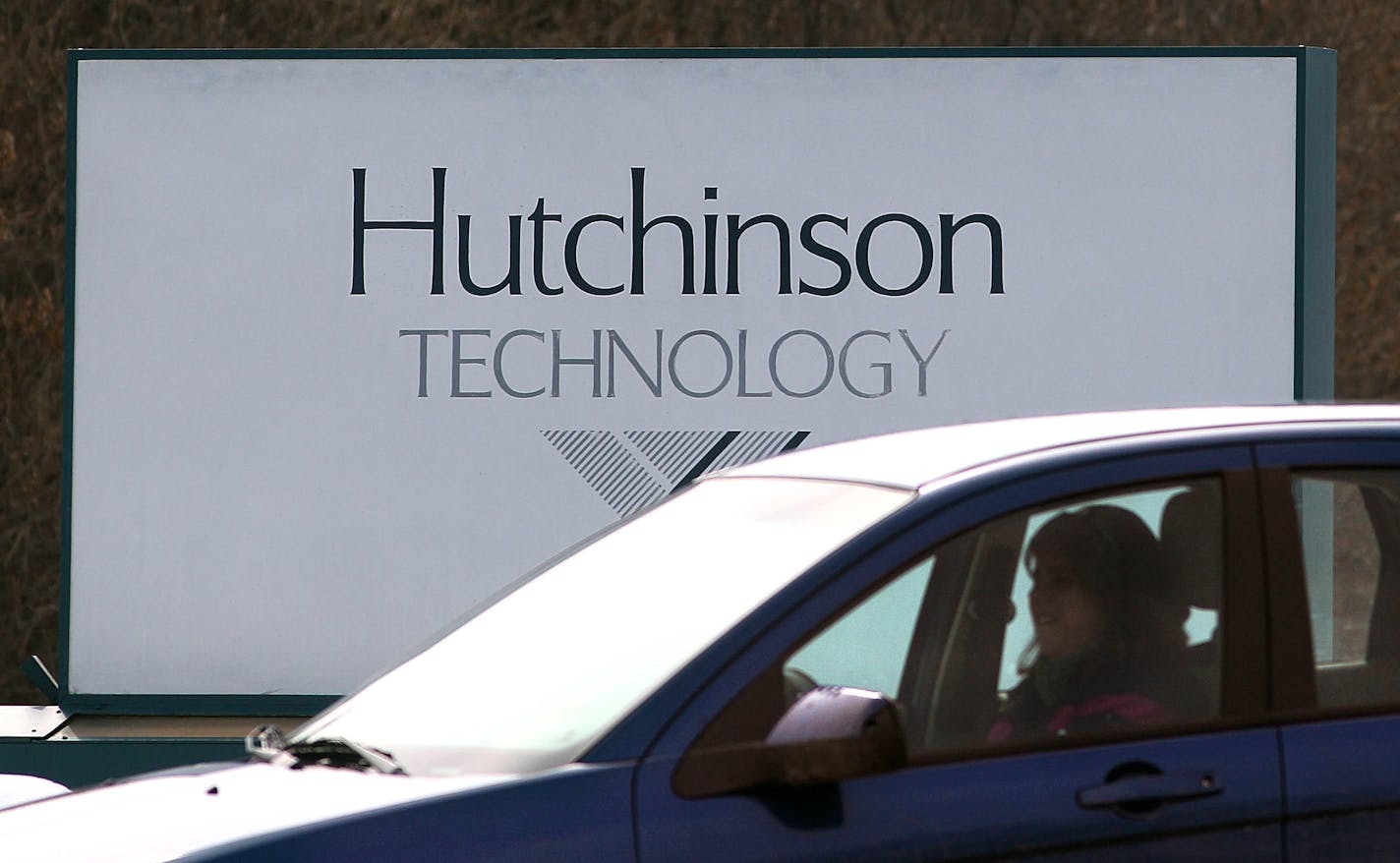 JIM GEHRZ • jgehrz@startribune.comHutchinson/March 8, 2011/1:00 PM :]Computer components firm Hutchinson Technology will be cutting its work force in the U.S., which includes about 600 of the firm's approximately 1,125 jobs in Hutchinson.