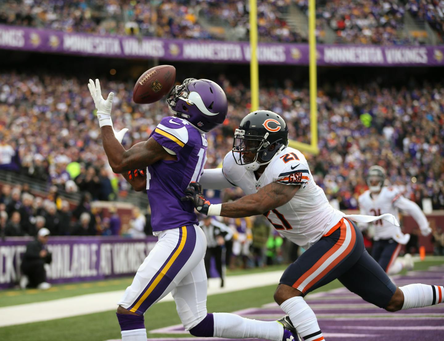 Vikings wide receiver Stefon Diggs (14) hauled in a 15-yard touchdown pass in front of Bears strong safety Ryan Mundy (21) in the first quarter Sunday.