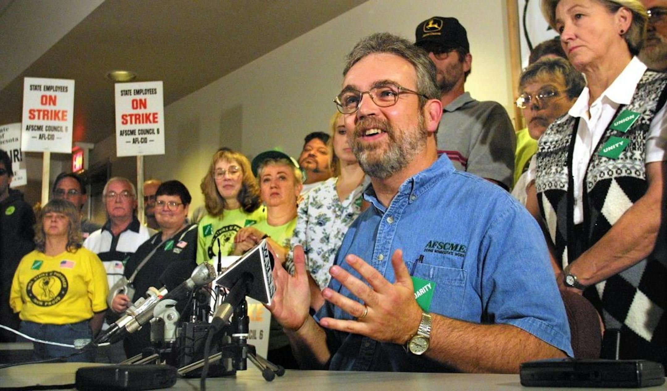 September 30, 2001. St. Paul, MN. Pete Benner, executive director of the state employees union (AFSCME) explains why the union has called for a work stoppage strike. Behind Benner are state employees who will be on a picket line at 6am Monday morning.