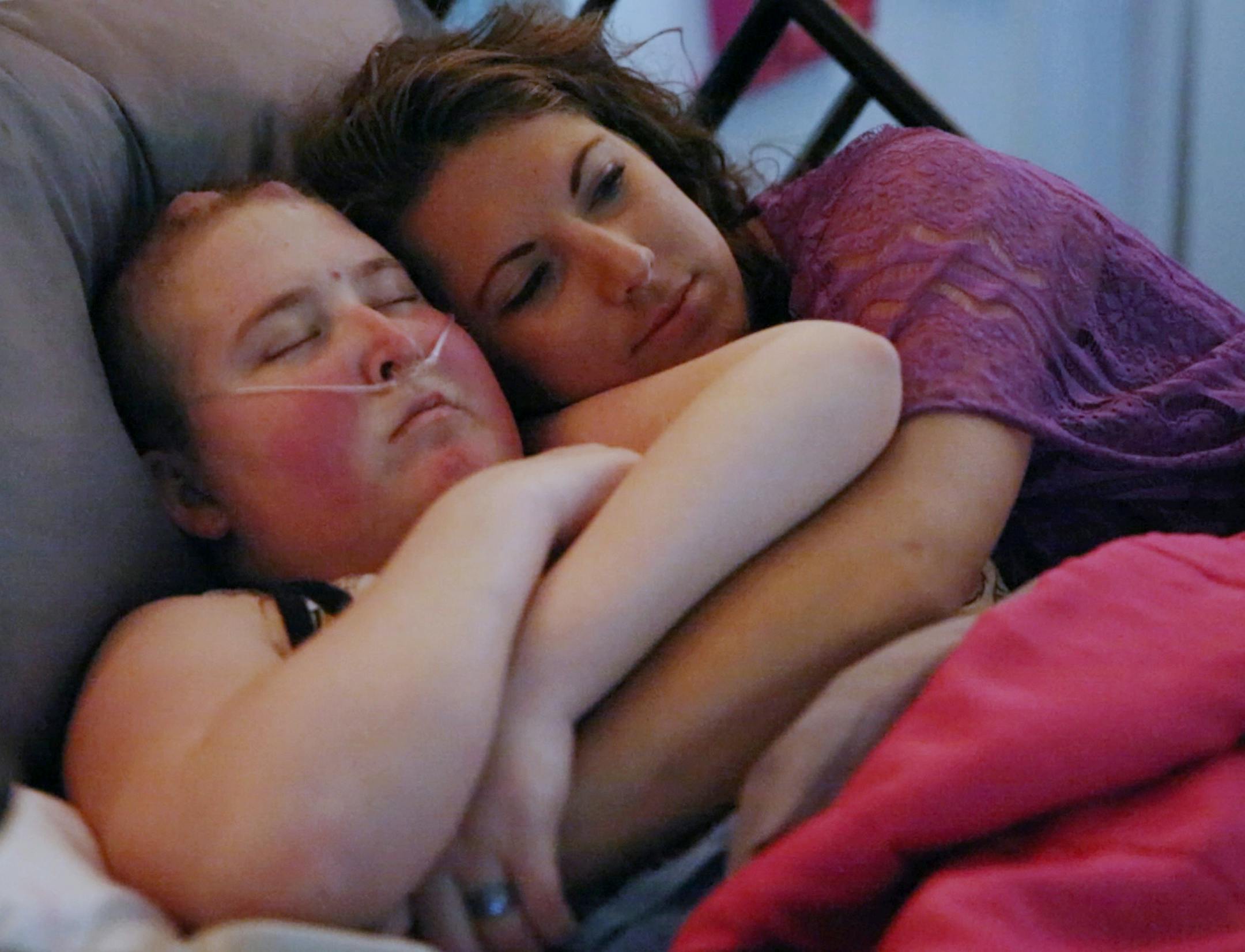 Nicolle Kissee with her aunt, Tiffani Bean, in a scene from the six-part Showtime documentary series Time of Death (Episode 6). - Photo: D&J Productions/Courtesy of SHOWTIME - Photo ID: TimeOfDeath_.ep6_06.R