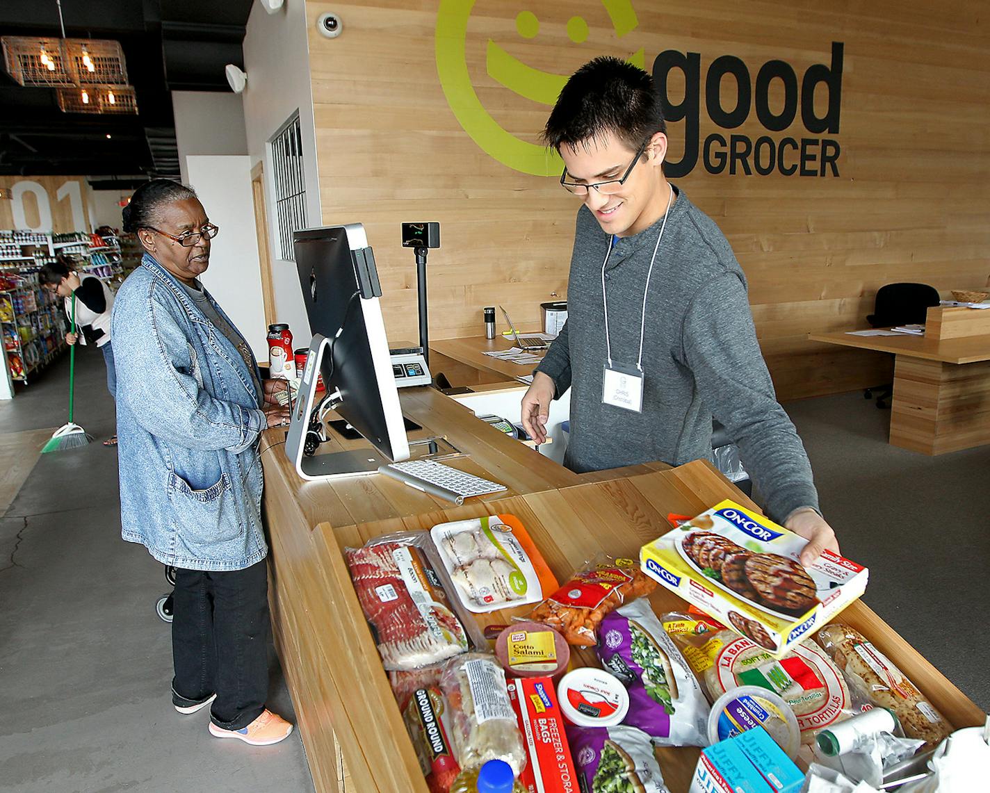 Chris Hampson rang up groceries for volunteer Carol Doran. Volunteering slashes the store&#x2019;s labor costs by about 75 percent.