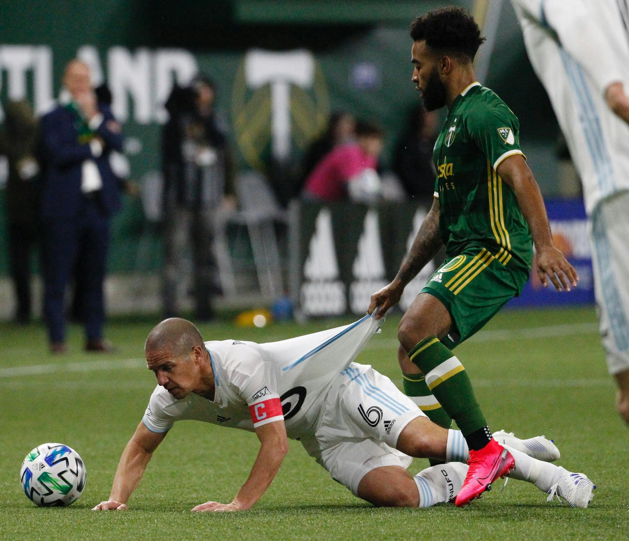 Portland Timbers midfielder Eryk Williamson, right, grabs the jersey of Minnesota United midfielder Osvaldo Alonso, left, during the second half of an MLS soccer match in Portland, Oregon, Sunday, Mar. 1, 2020. (STEVE DIPAOLA/Special to the Star Tribune)