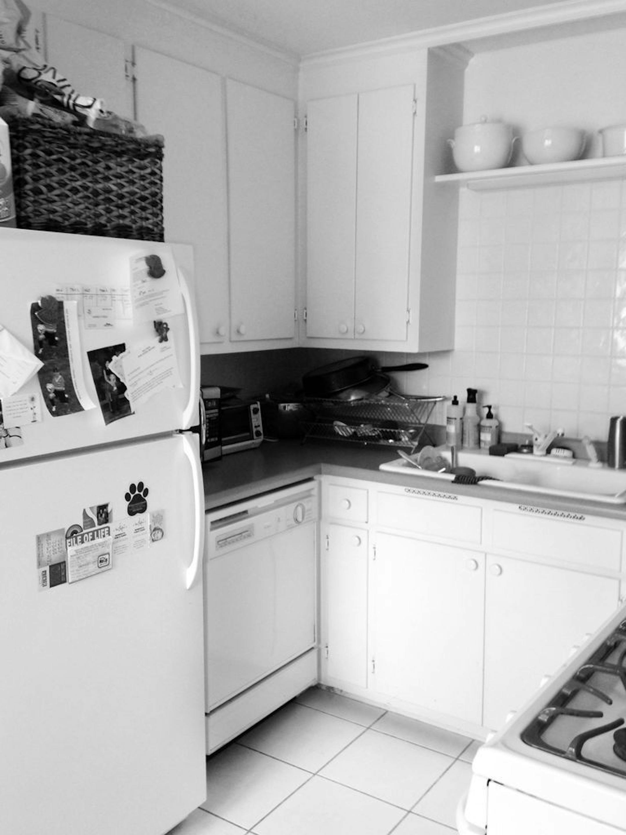 BEFORE: The tiny cramped kitchen was closed off from the rest of the rooms.