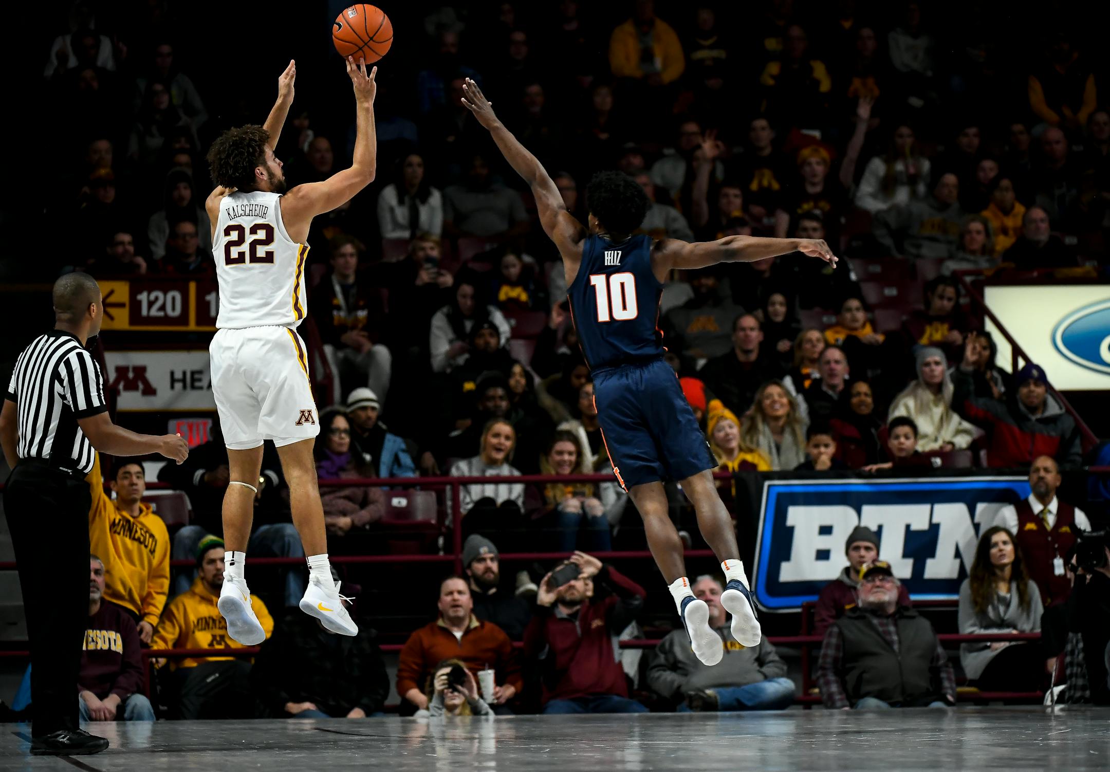 Minnesota Golden Gophers guard Gabe Kalscheur (22) hit a 3-pointer while being defended by Illinois Fighting Illini guard Andres Feliz (10) in the second half Wednesday. ] Aaron Lavinsky ¥ aaron.lavinsky@startribune.com The University of Minnesota Golden Gophers played the Illinois Fighting Illini on Wednesday, Jan. 30, 2019 at Williams Arena in Minneapolis, Minn.