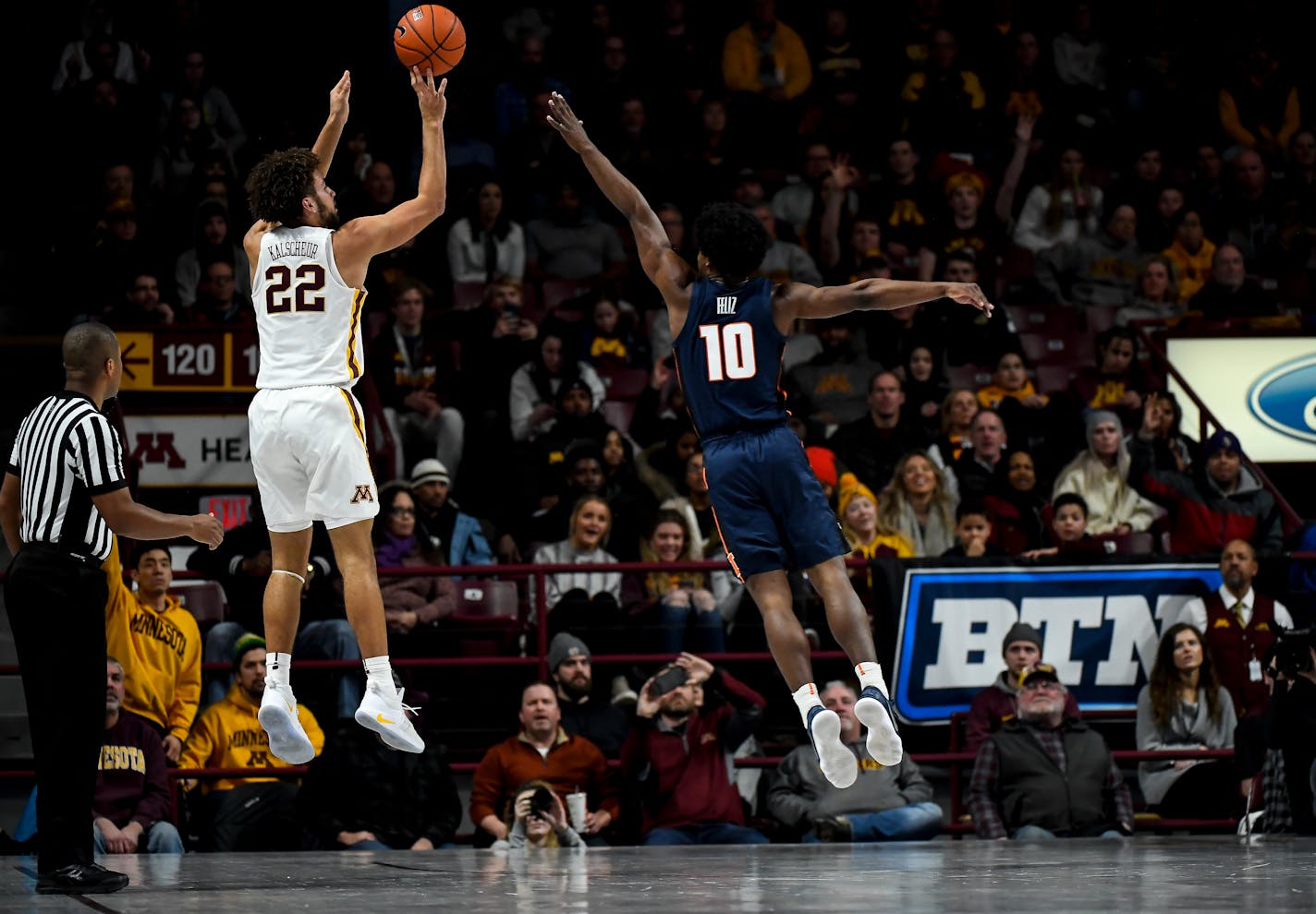 Minnesota Golden Gophers guard Gabe Kalscheur (22) hit a 3-pointer while being defended by Illinois Fighting Illini guard Andres Feliz (10) in the second half Wednesday. ] Aaron Lavinsky ¥ aaron.lavinsky@startribune.com The University of Minnesota Golden Gophers played the Illinois Fighting Illini on Wednesday, Jan. 30, 2019 at Williams Arena in Minneapolis, Minn.