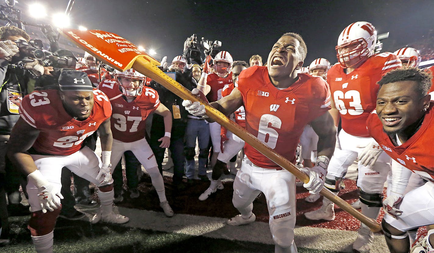 Wisconsin's running back Corey Clement took the Paul Bunyan's Axe to the goal post after Wisconsin defeated Minnesota 31-17 at Camp Randall Stadium, Saturday, November 26, 2016 in Madison, Wis. ] (ELIZABETH FLORES/STAR TRIBUNE) ELIZABETH FLORES &#xef; eflores@startribune.com