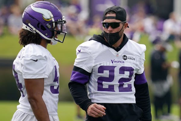 Harrison Smith talked to linebacker Eric kendrick during a recent practice.
