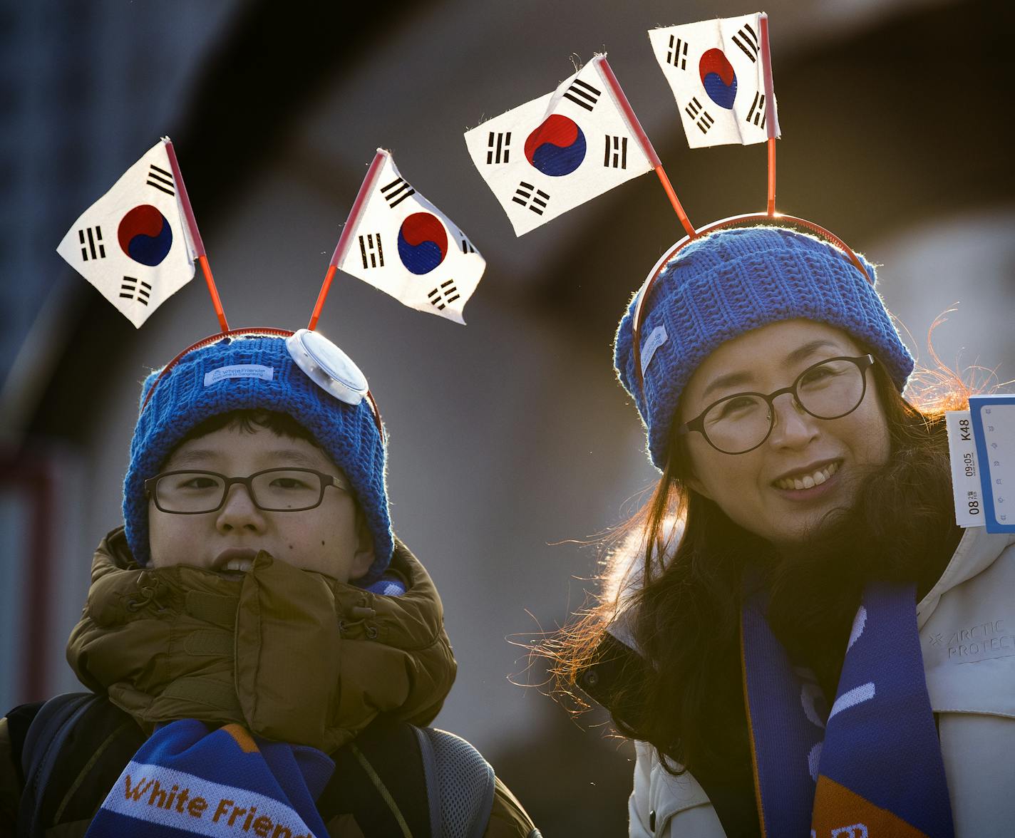 Spectators made their way to the Gangneung Curling Center on Thursday. As the first Olympic competitions began there, the temperature was 9 degrees, with a windchill of -4.