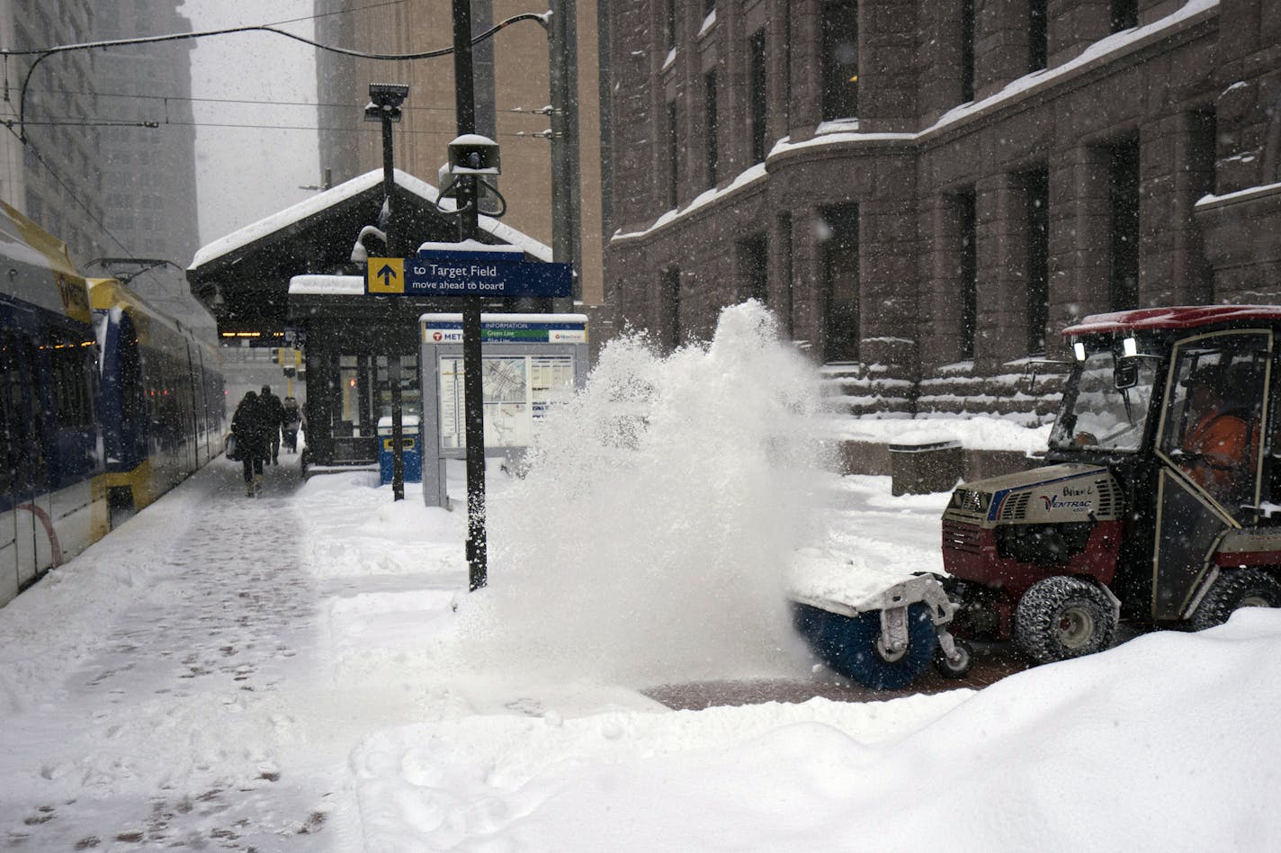 Snow is cleared in downtown Minneapolis on Wednesday, Feb. 20, 2019 ] TONY SAUNDERS &#xb0; anthony.saunders@startribune.com ORG XMIT: MIN1902201022460044