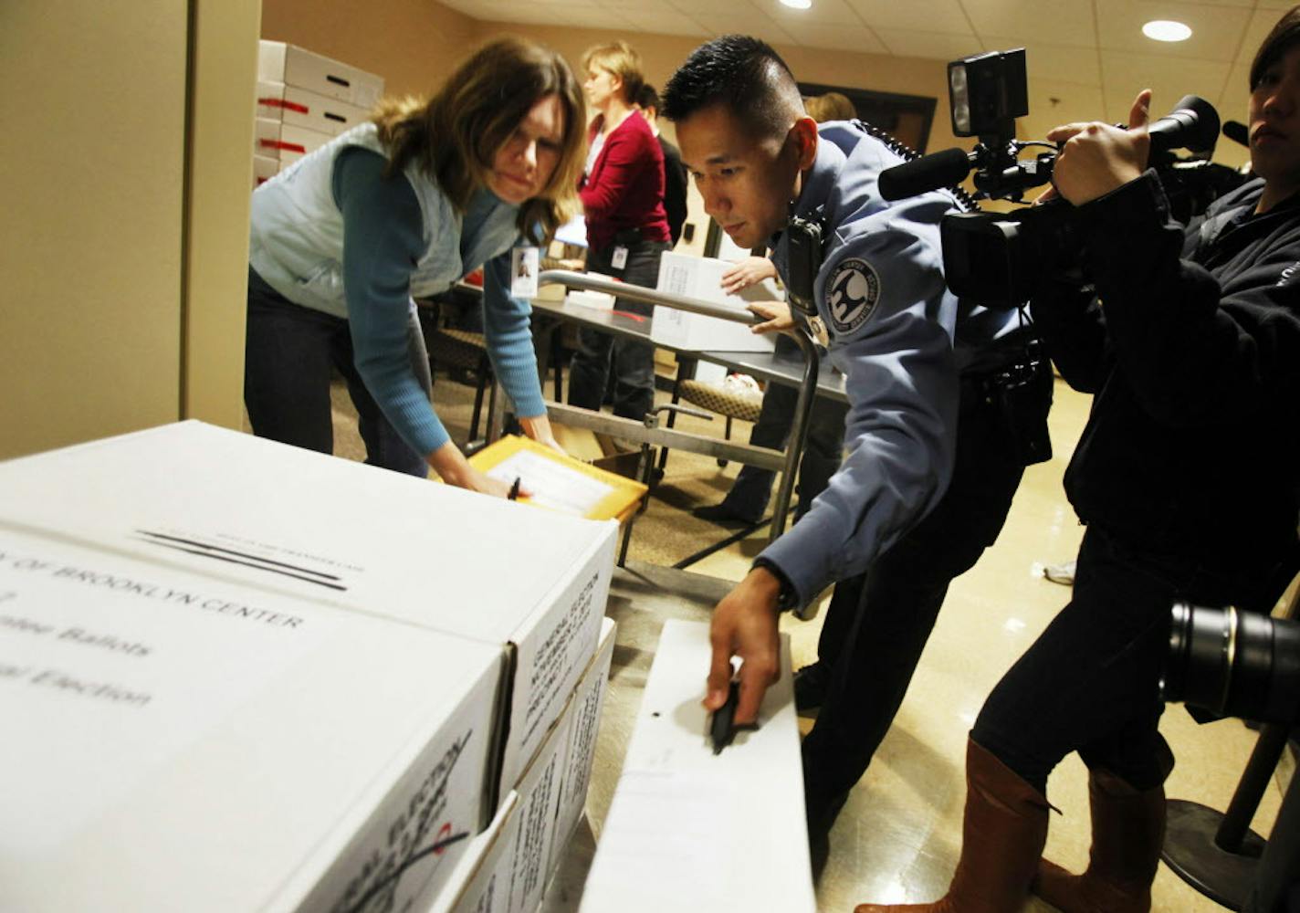 DAVID JOLES &#x2022; djoles@startribune.com - Nov. 4, 2010 - Minneapolis, MN - ] Hennepin County election officials at the Government Center received the first boxes of election ballots from the state's close governor's race - slated for a recount. The ballots were taken to a secure site, logged in and under 24 hour sheriff's department security, before the manual recount begins on Nov. 29. In this photo:] Election officials unload, log and secure ballot boxes from Brooklyn Center.