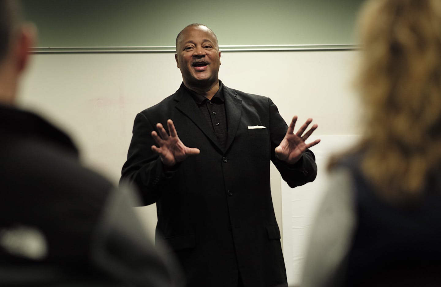 At the Ridgedale Library in Minnetonka, Hennepin County Sheriff candidate Eddie Frizzel addressed H.C. Sheriff's deficiencies and how he could improve on morale in the department .] Richard Tsong-Taatarii/rtsong- taatarii@startribune.com