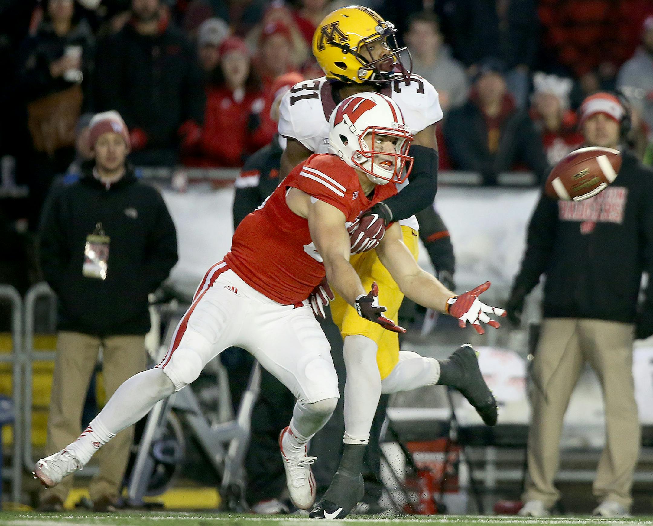 Minnesota's defensive back Eric Murray (31) was called a pass interference on Wisconsin's wide receiver Alex Erickson (86) just short of the goal line in the third quarter as the Minnesota Gophers took on the Wisconsin Badgers at Camp Randall Stadium, Saturday, November 29, 2014 in Madison, Wis. ] (ELIZABETH FLORES/STAR TRIBUNE) ELIZABETH FLORES • eflores@startribune.com