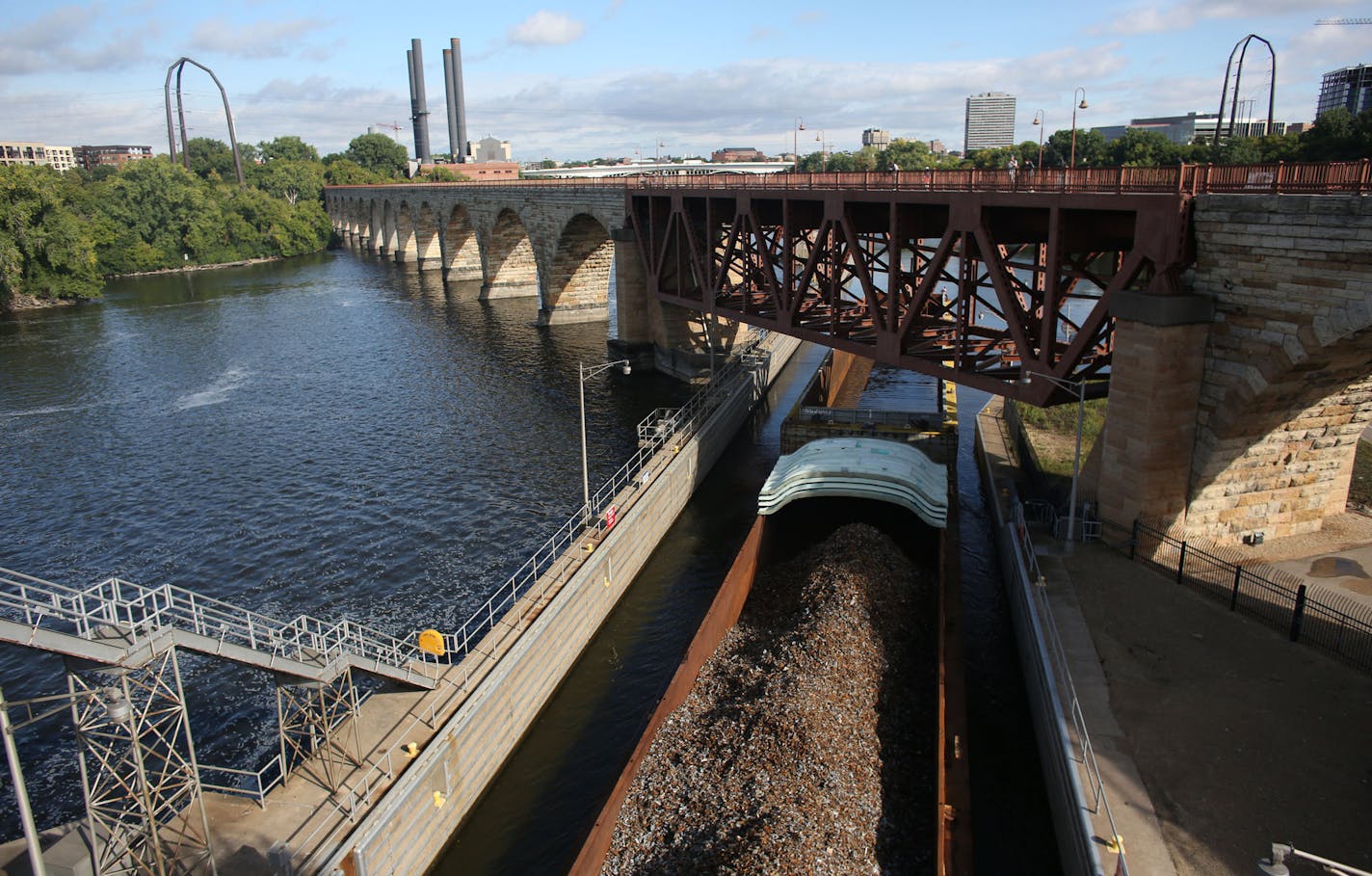 The tug boat Becky Sue pushed two barges one and empty and this one with recycled metal through the St. Anthony Falls Lock and Dam in Minneapolis Wednesday September 19, 2013. ] (KYNDELL HARKNESS/STAR TRIBUNE) kyndell.harkness@startribune.com